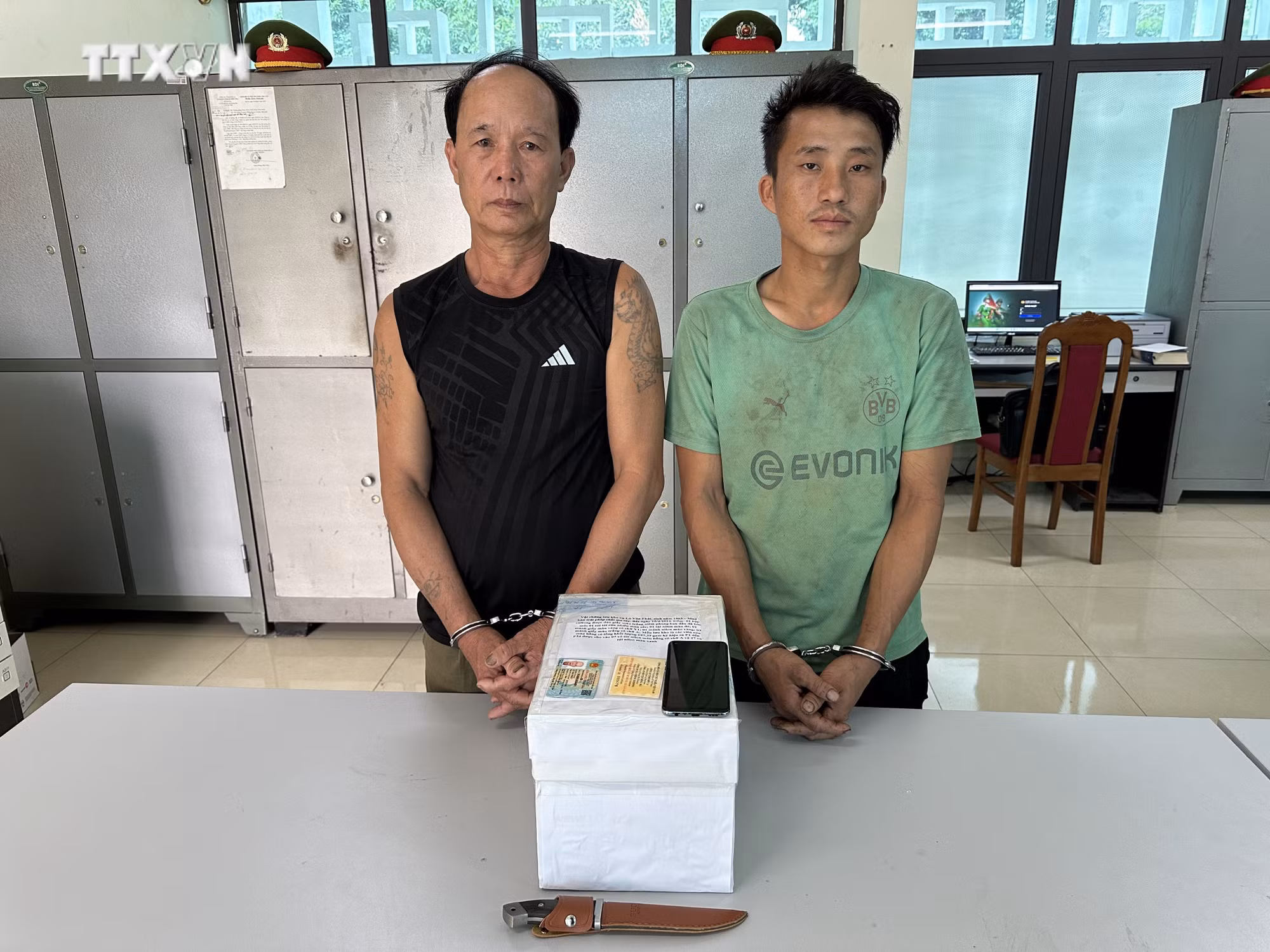 vna_potal_bat_hai_doi_tuong_mua_ban_trai_phep_so_luong_lon_chat_ma_tuy_tai_son_la__7327410.jpg