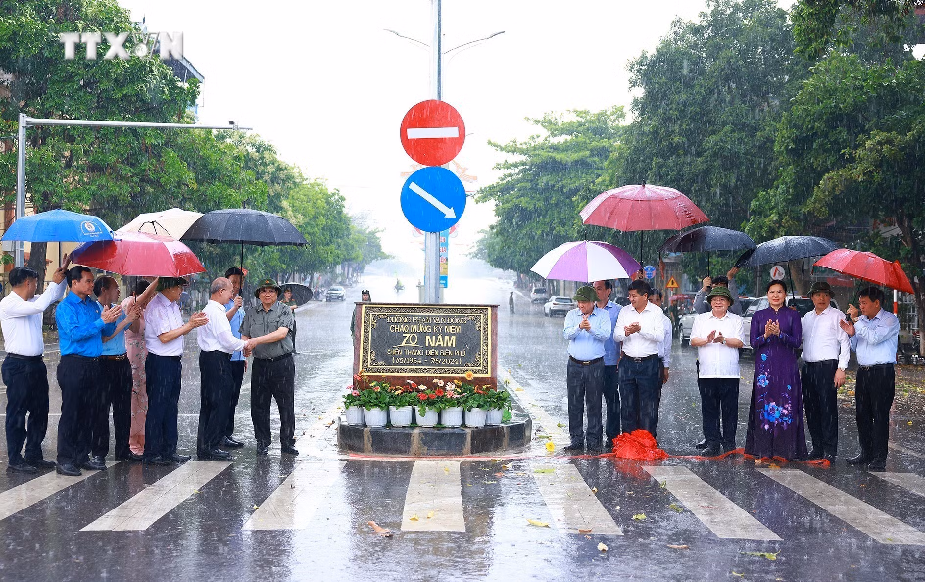 vna_potal_thu_tuong_pham_minh_chinh_gan_bien_ten_duong_tai_dien_bien_7327532.jpg