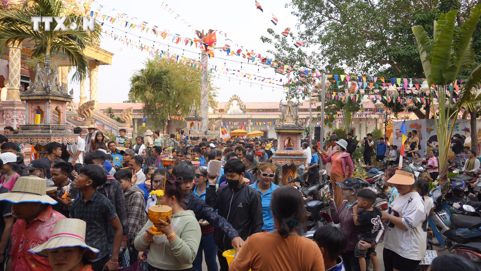 vna_potal_dong_bao_khmer_tai_tay_ninh_mung_tet_co_truyen__chol_chnam_thmay_2024_7324152.jpg
