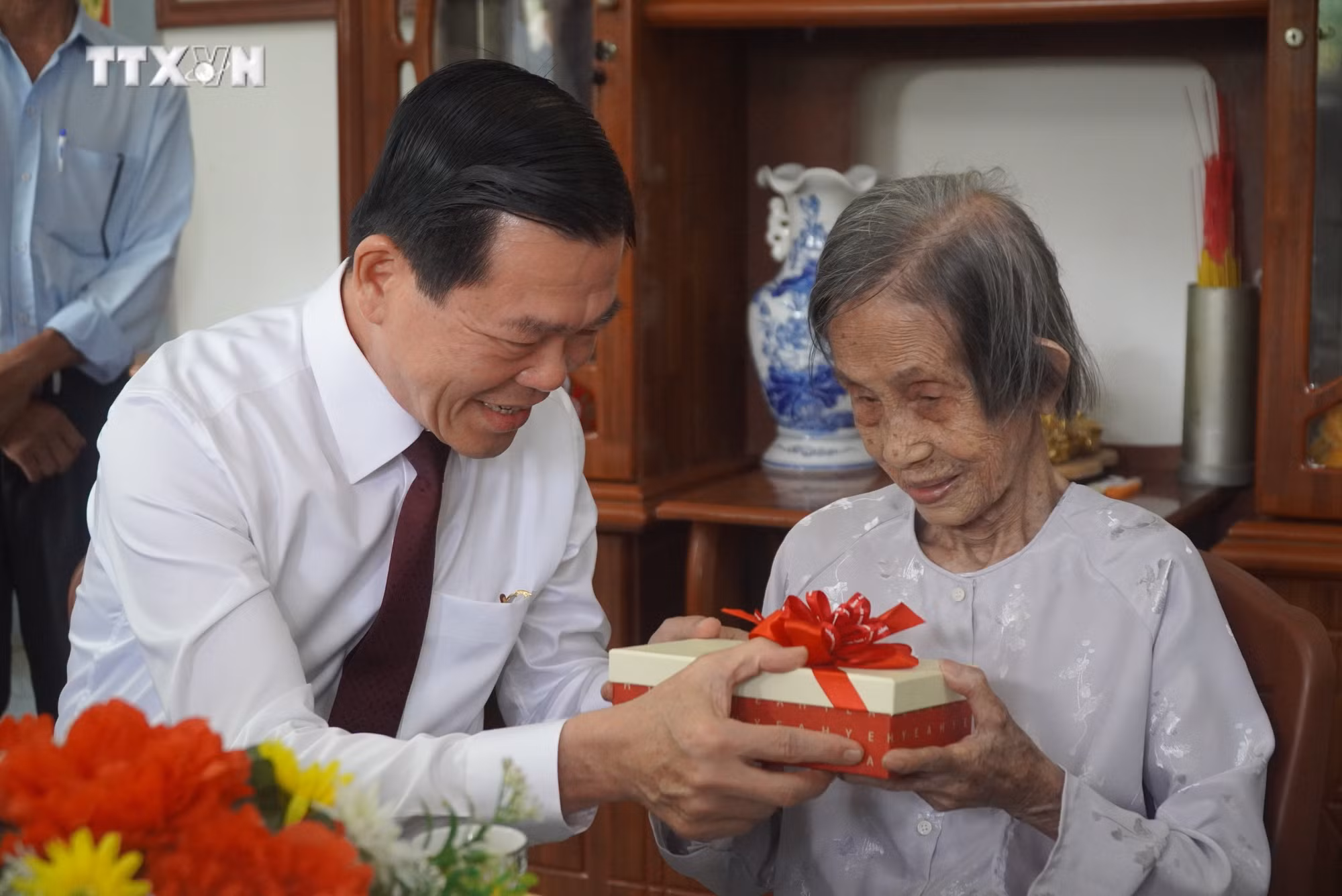 vna_potal_bi_thu_tinh_uy_dong_nai_tham_cu_ba_cao_tuoi_nhat_sinh_song_tai_dong_nai_7267681.jpeg