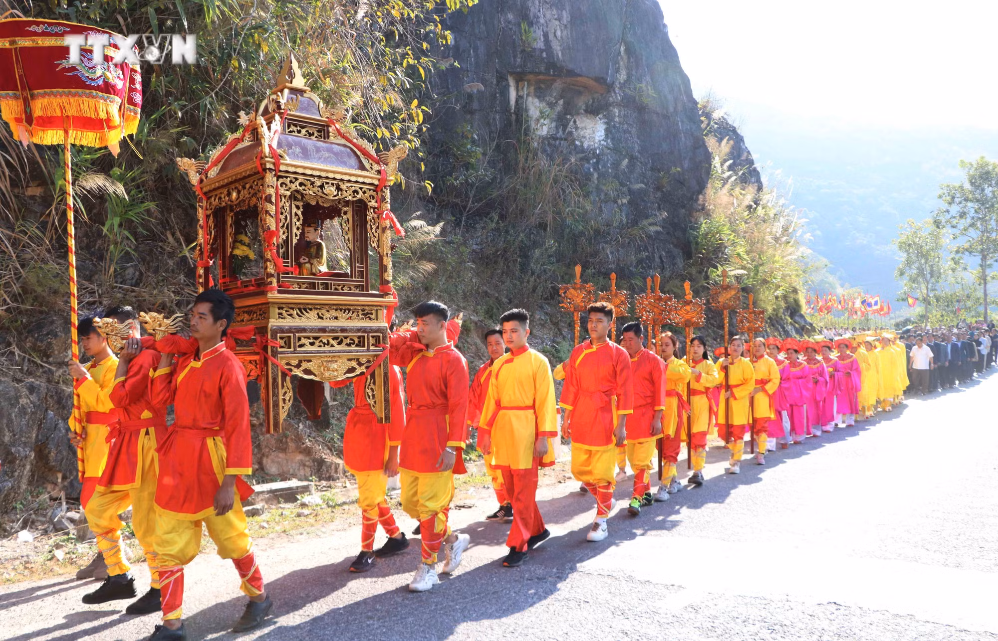 vna_potal_khai_hoi_den_tho_vua_le_thai_to_o_nam_nhun_lai_chau_7233649.jpg