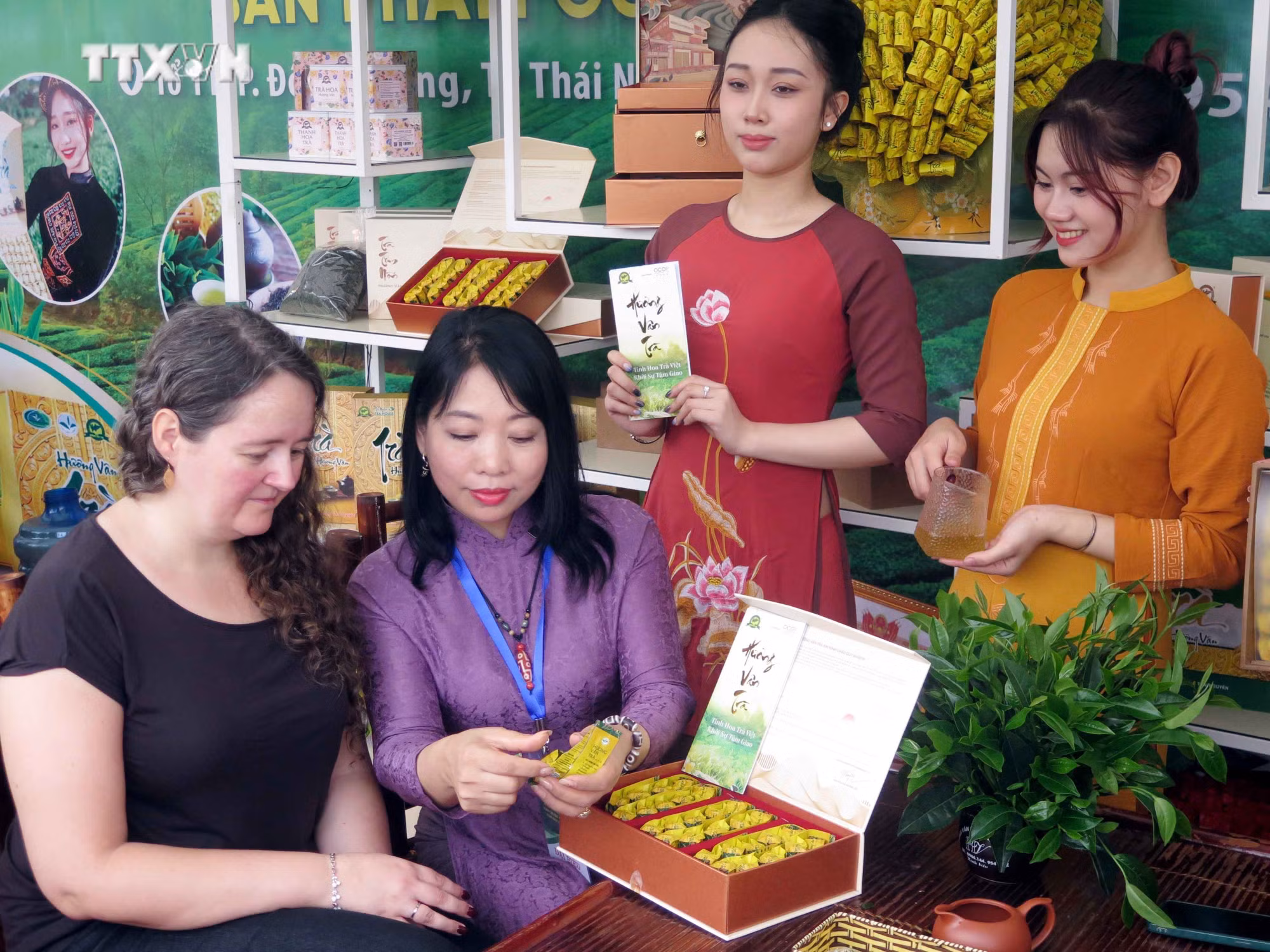 vna_potal_le_hoi_huong_sac_tra_xuan-_vung_che_dac_san_tan_cuong________________________________7233350.jpg