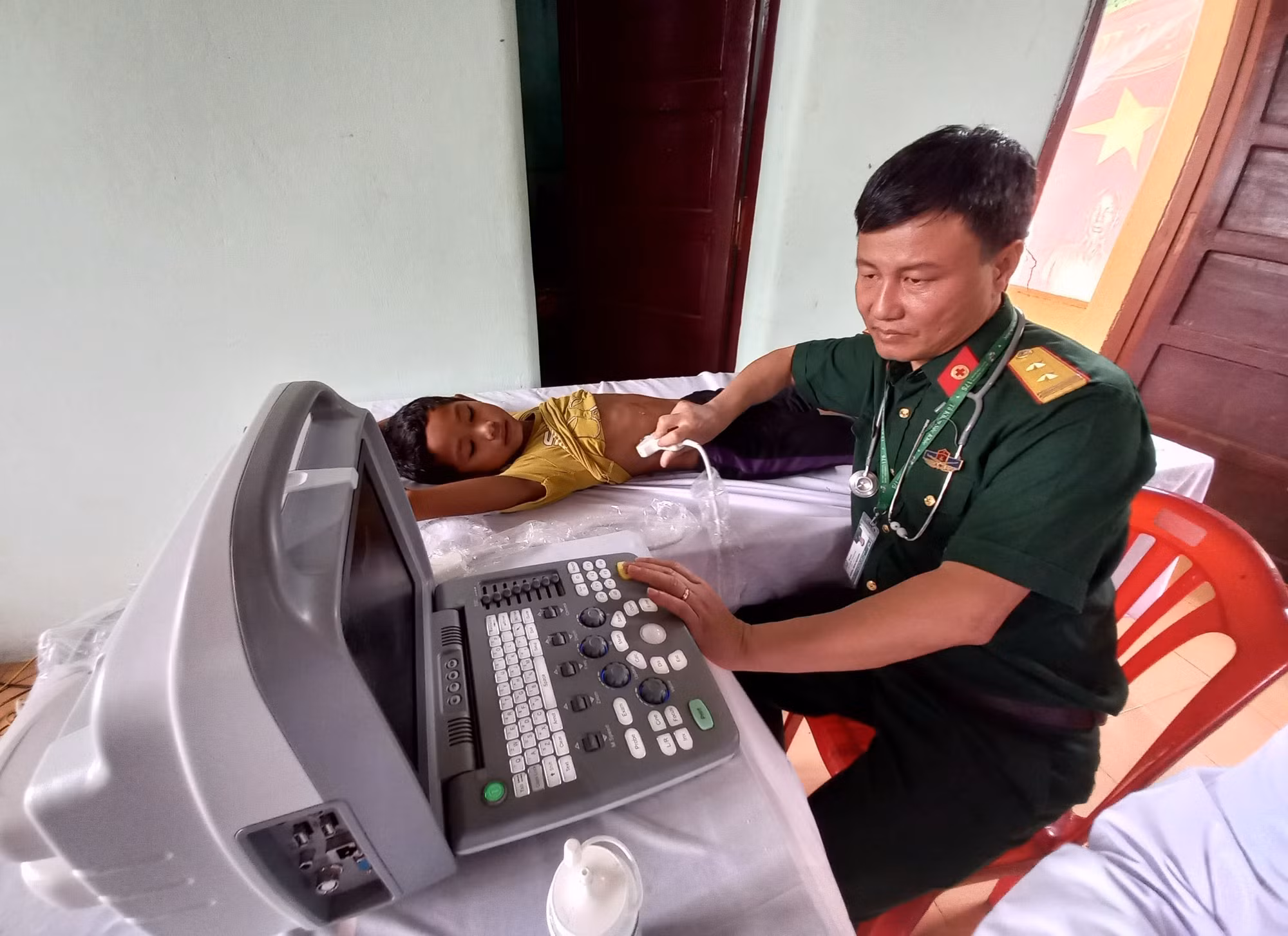 Đoàn y bác sĩ Bệnh viên Quân y 175 khám bệnh cho bà con xã miền núi Trường Xuân, Quảng Bình. Ảnh: Đức Thọ - TTXVN