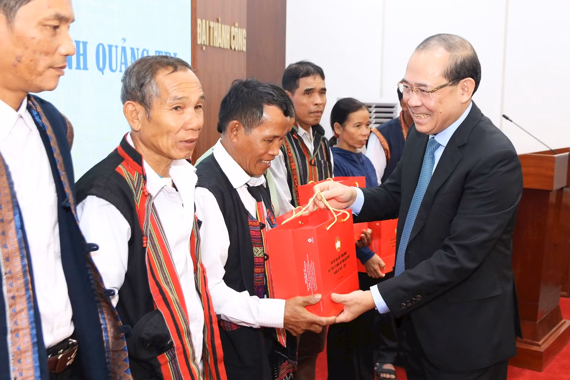 Phó Chủ tịch Hoàng Công Thủy tặng quà lưu niệm cho Đoàn đại biểu người có uy tín tiêu biểu của tỉnh Quảng Trị. Ảnh: daidoanket.vn