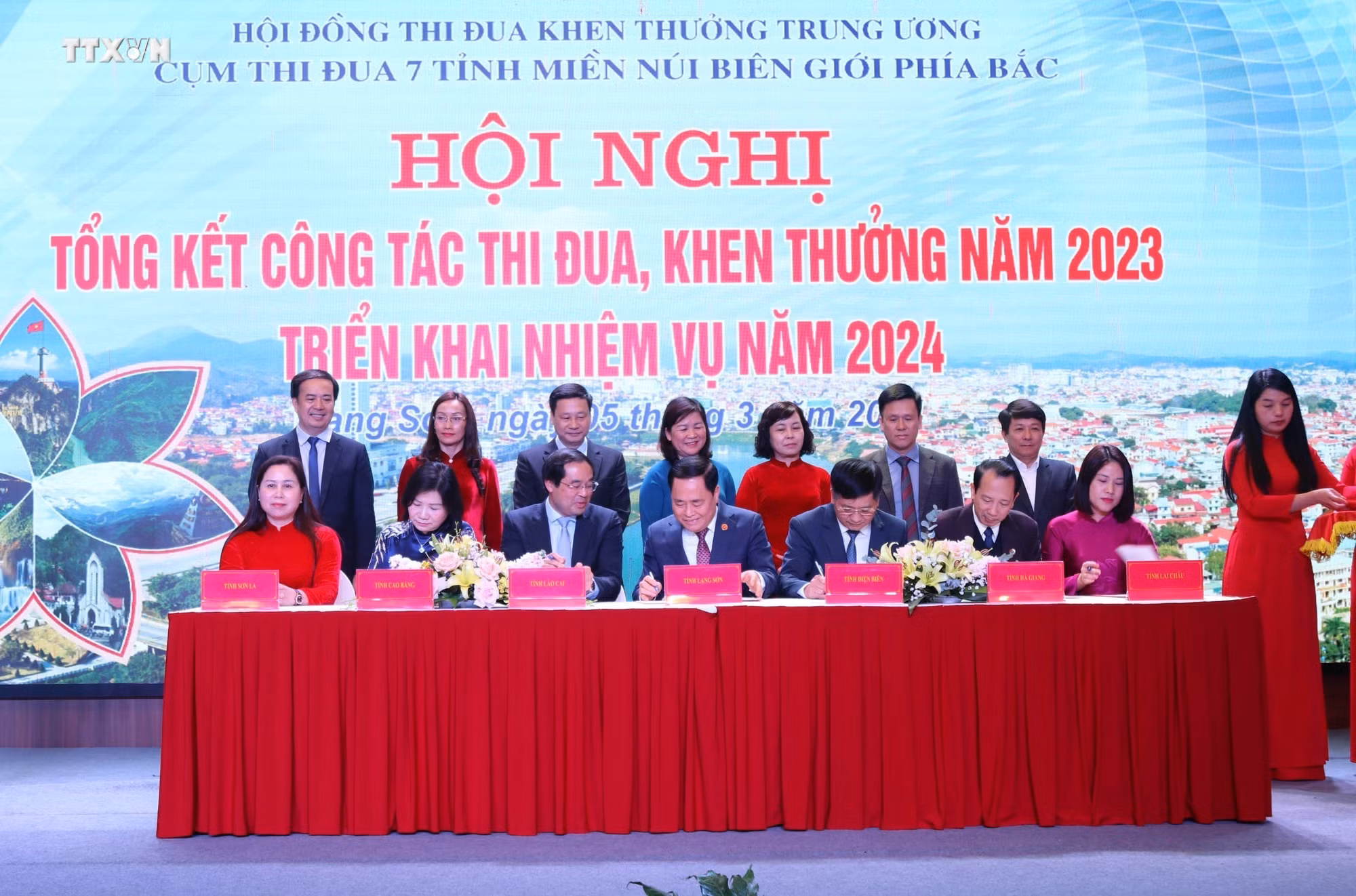 vna_potal_nhan_rong_cac_tam_guong_dien_hinh_tu_cac_phong_trao_thi_dua_7255613.jpg