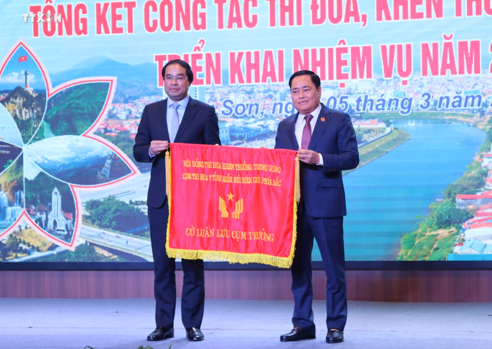 vna_potal_nhan_rong_cac_tam_guong_dien_hinh_tu_cac_phong_trao_thi_dua_7255614.jpg
