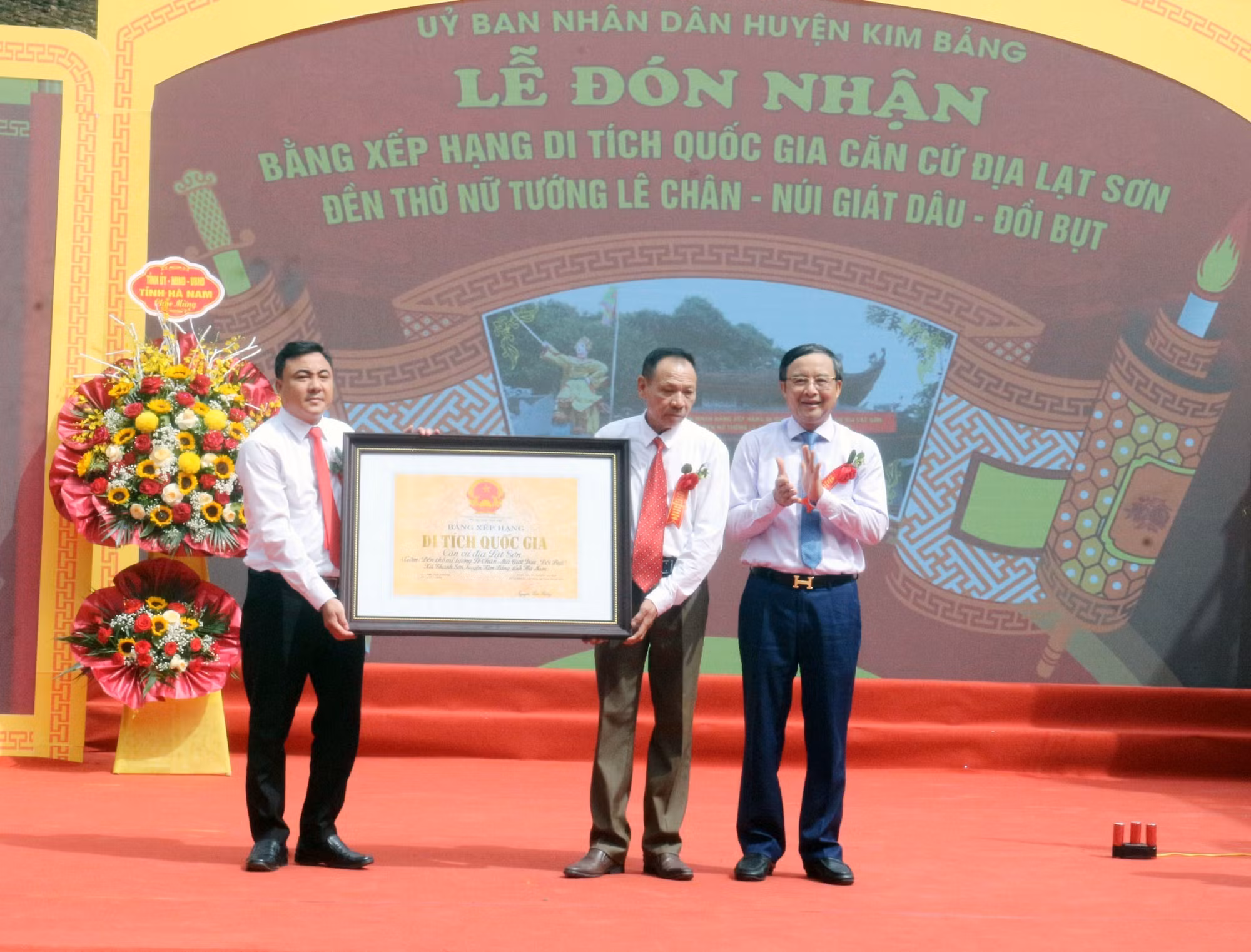 Đại diện lãnh đạo UBND xã Thanh Sơn, huyện Kim Bảng đón nhận Bằng xếp hạng Di tích 1uốc gia căn cứ địa Lạt Sơn. Ảnh: Nguyễn Chinh - TTXVN