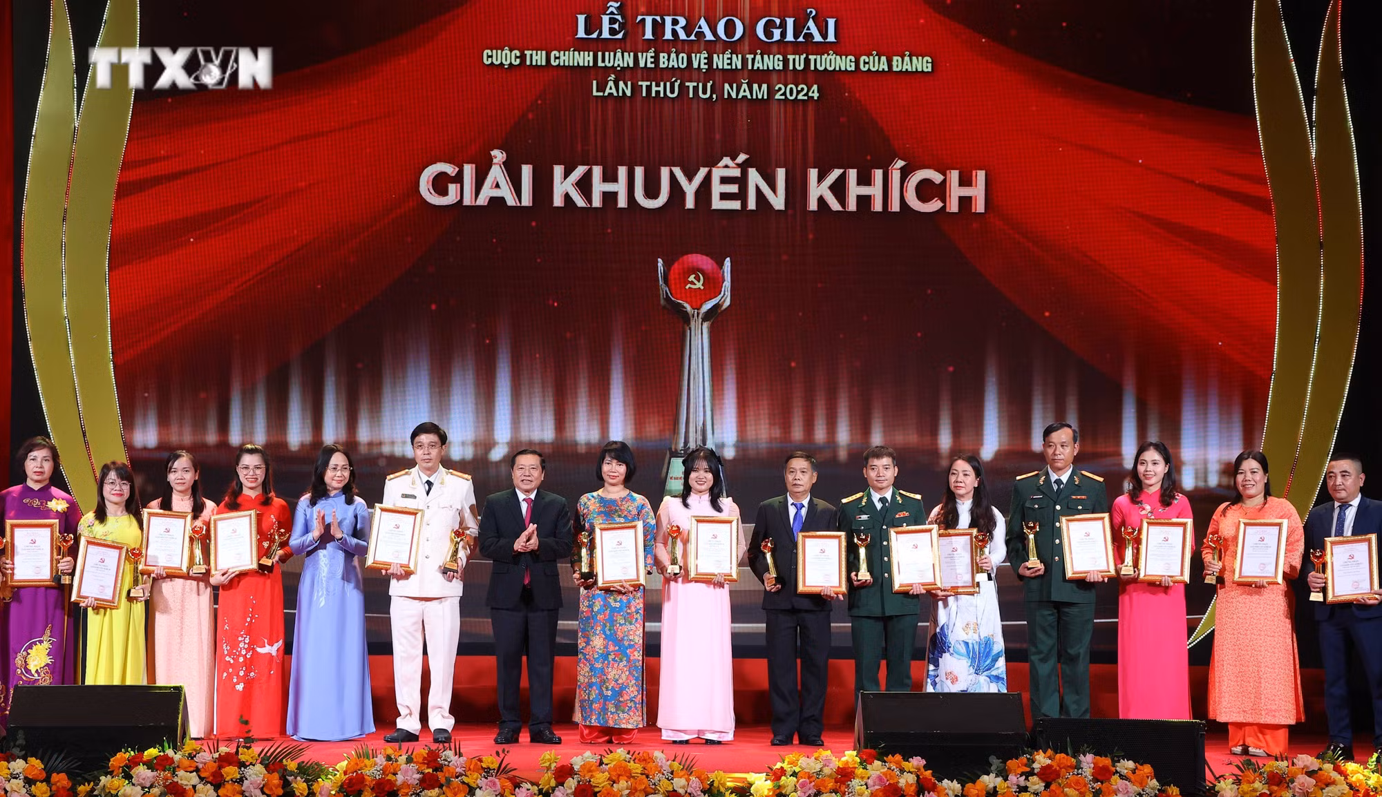 vna_potal_le_trao_giai_cuoc_thi_chinh_luan_ve_bao_ve_nen_tang_tu_tuong_cua_dang_lan_thu_tu_7661687.jpg