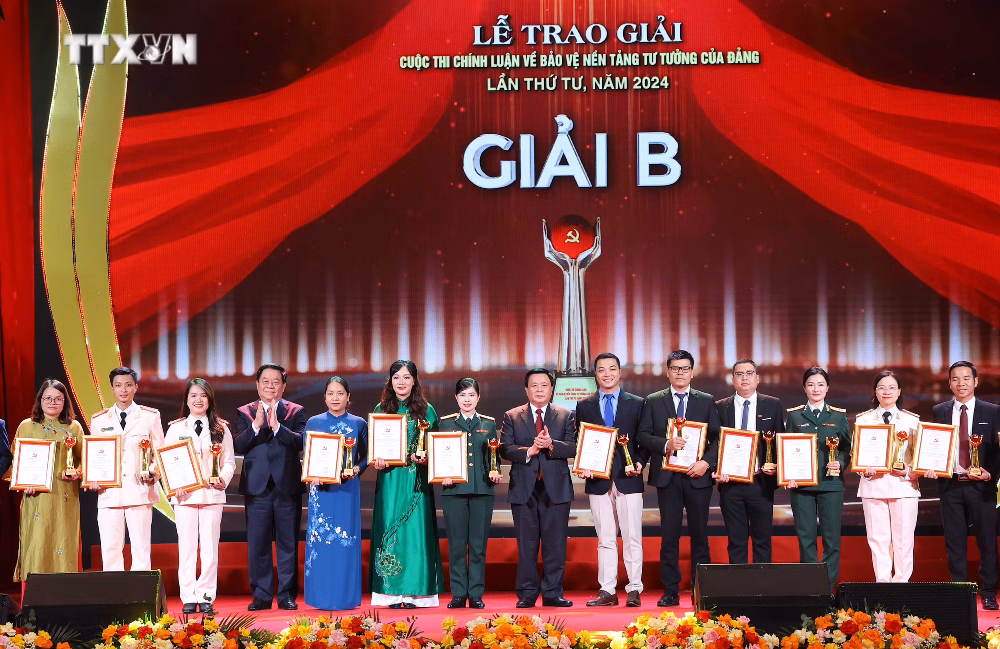 vna_potal_le_trao_giai_cuoc_thi_chinh_luan_ve_bao_ve_nen_tang_tu_tuong_cua_dang_lan_thu_tu_7661649.jpg