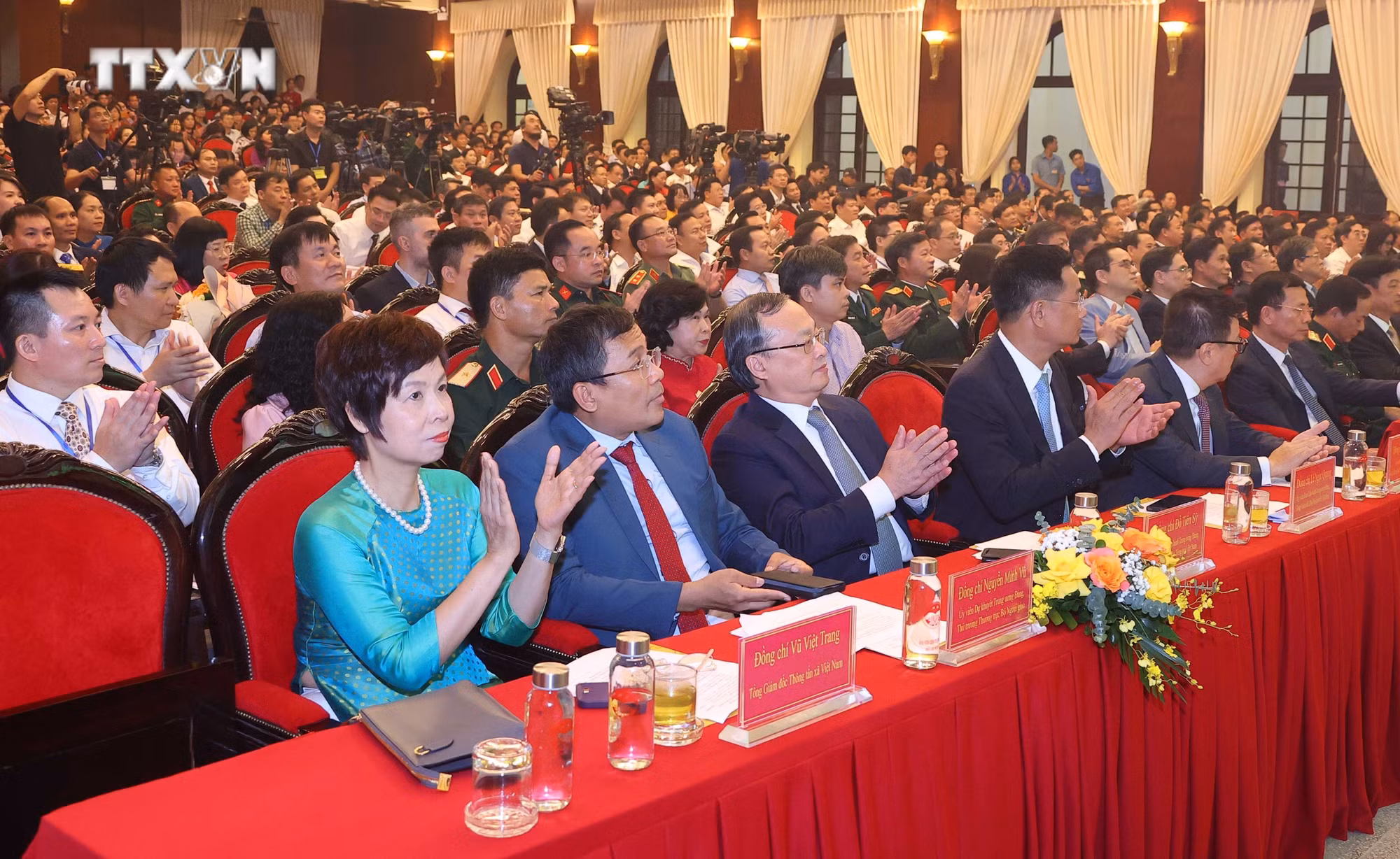 vna_potal_le_trao_giai_cuoc_thi_chinh_luan_ve_bao_ve_nen_tang_tu_tuong_cua_dang_lan_thu_tu_7661612.jpg