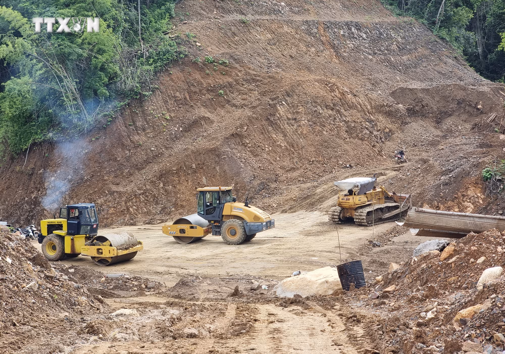 vna_potal_day_nhanh_thi_cong_tuyen_duong_noi_ninh_thuan_–_lam_dong_7662130.jpg