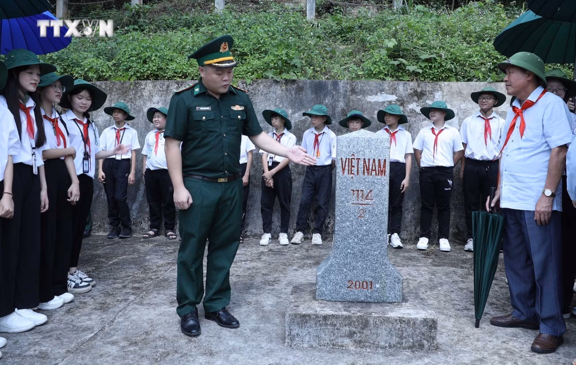 vna_potal_boi_dap_tinh_yeu_to_quoc_tu_nhung_“tiet_hoc_bien_cuong”_7418119.jpg