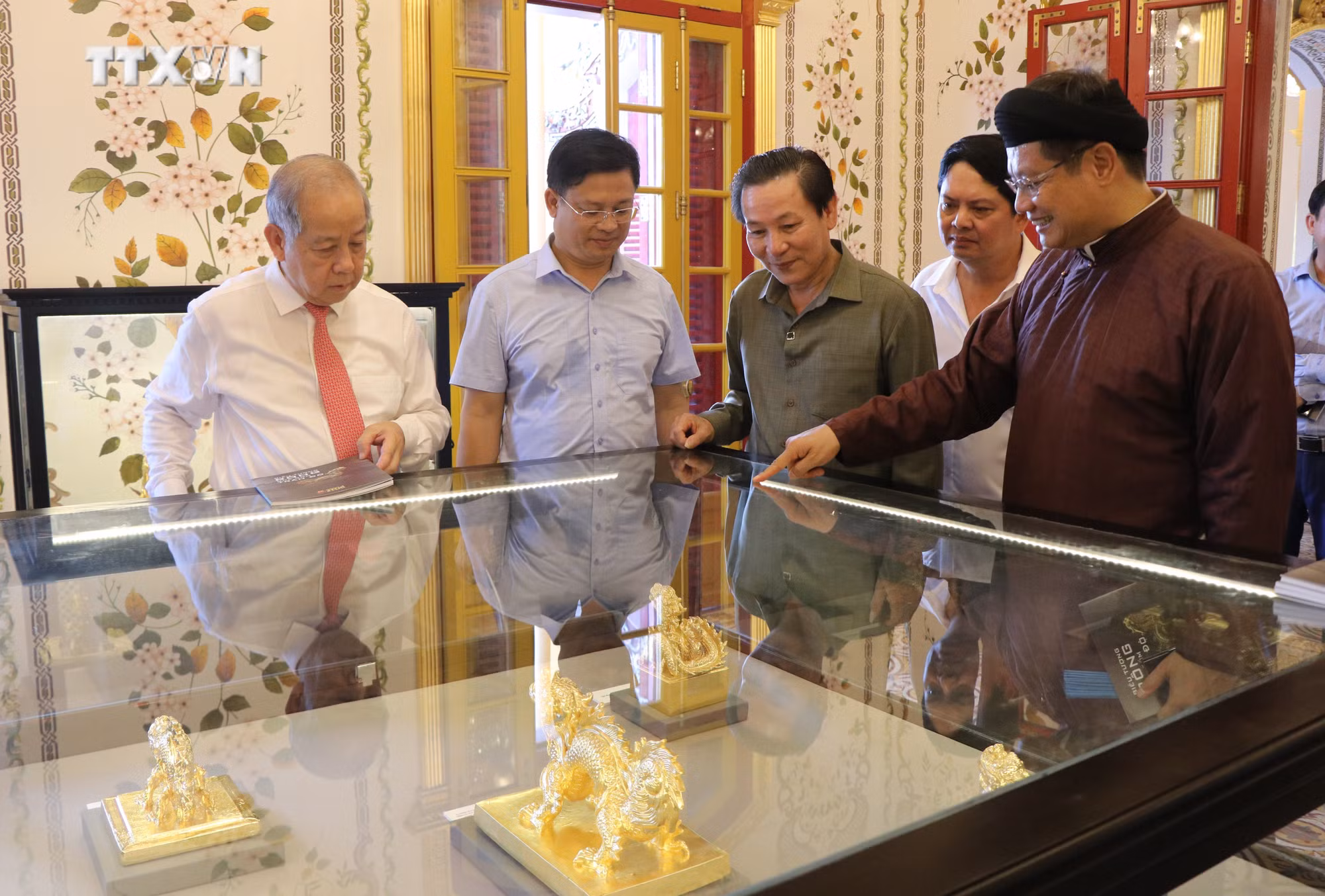 vna_potal_trien_lam_bieu_tuong_rong_qua_gom_tran_do_7416991.jpg