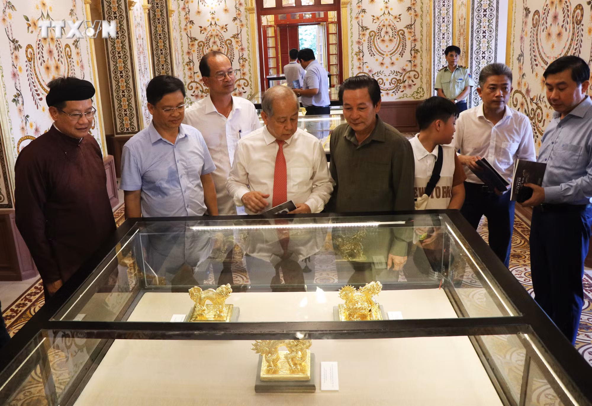 vna_potal_trien_lam_bieu_tuong_rong_qua_gom_tran_do_7416990.jpg