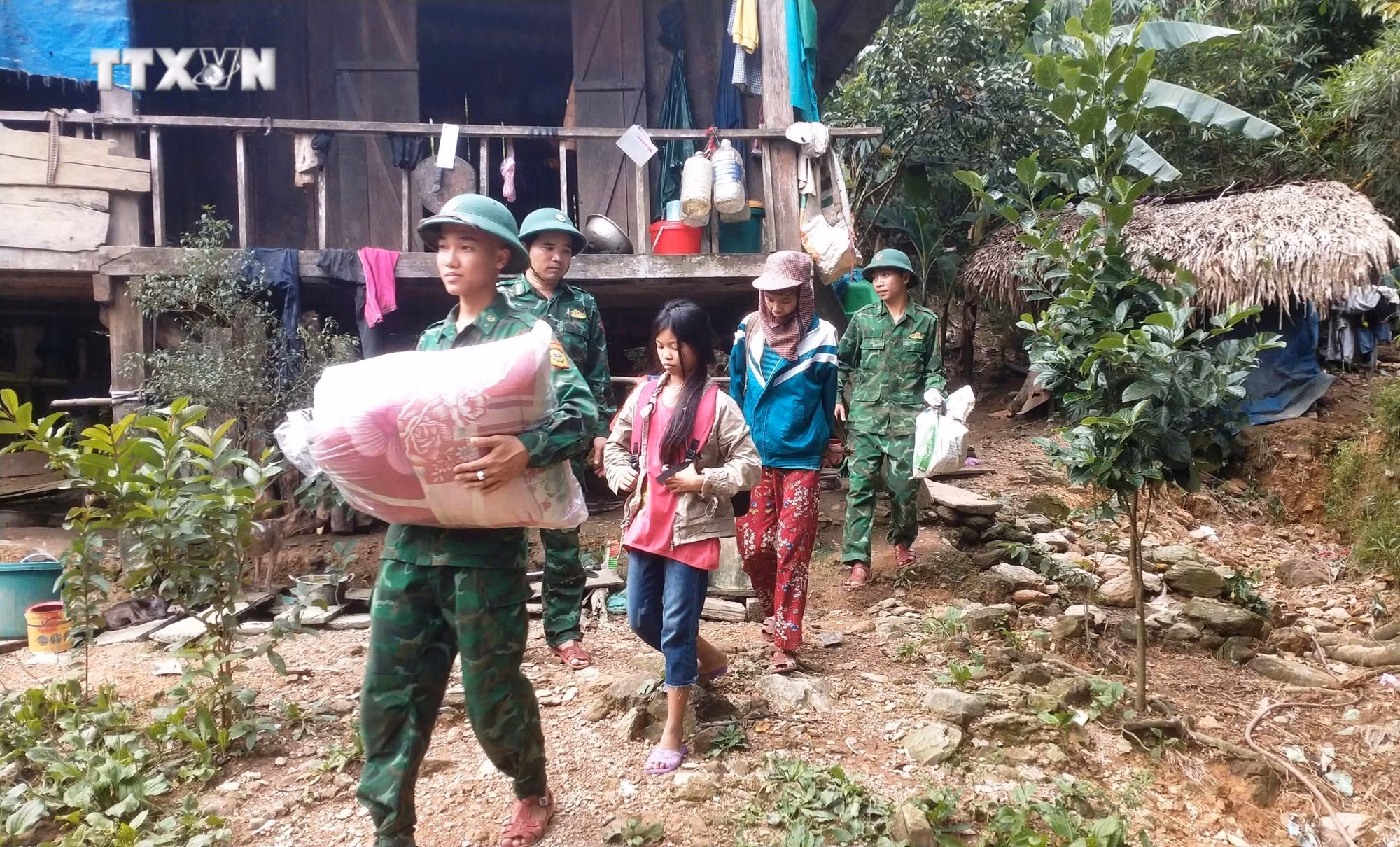 vna_potal_quang_binh_di_doi_khan_cap_13_ho_dan_den_noi_an_toan_khi_phat_hien_vet_nut_tren_doi_7683011.jpg