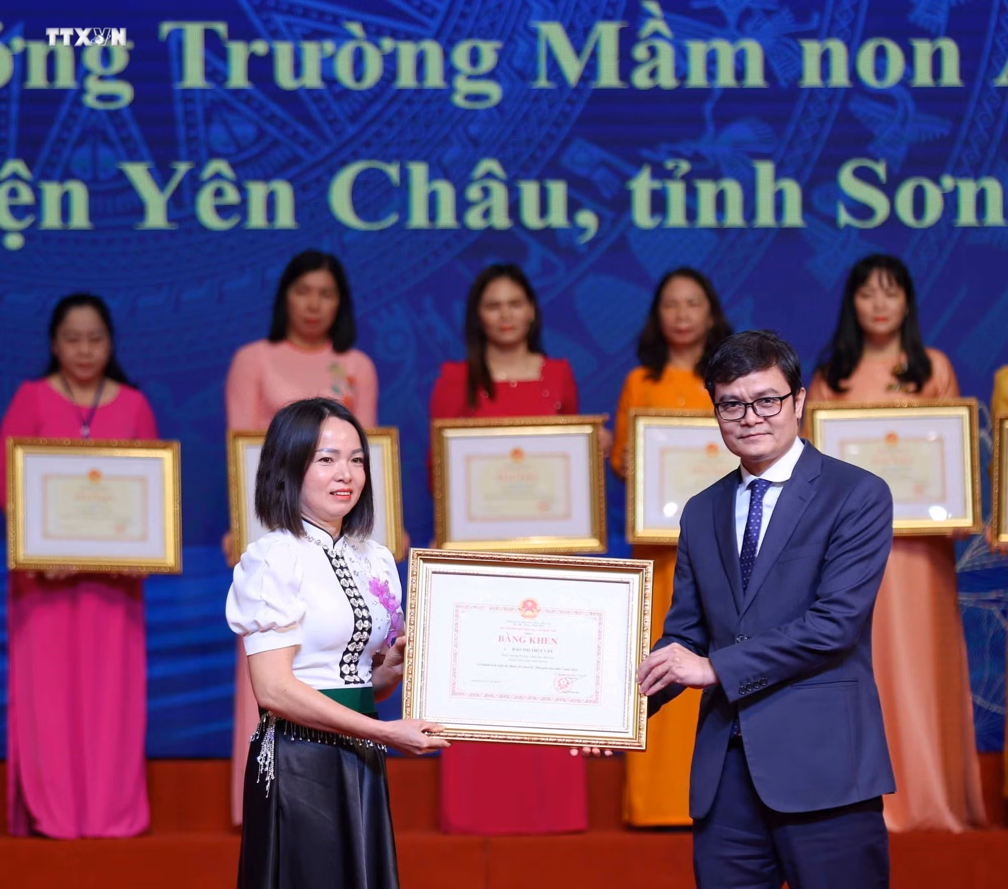 vna_potal_trao_tang_danh_hieu_nha_giao_nhan_dan_nha_giao_uu_tu_va_tuyen_duong_nha_giao_can_bo_quan_ly_tieu_bieu_nam_2024_7708114.jpg
