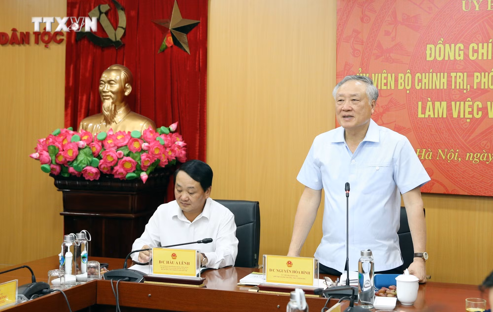 vna_potal_pho_thu_tuong_thuong_truc_nguyen_hoa_binh_lam_viec_voi_uy_ban_dan_toc__7653988.jpg