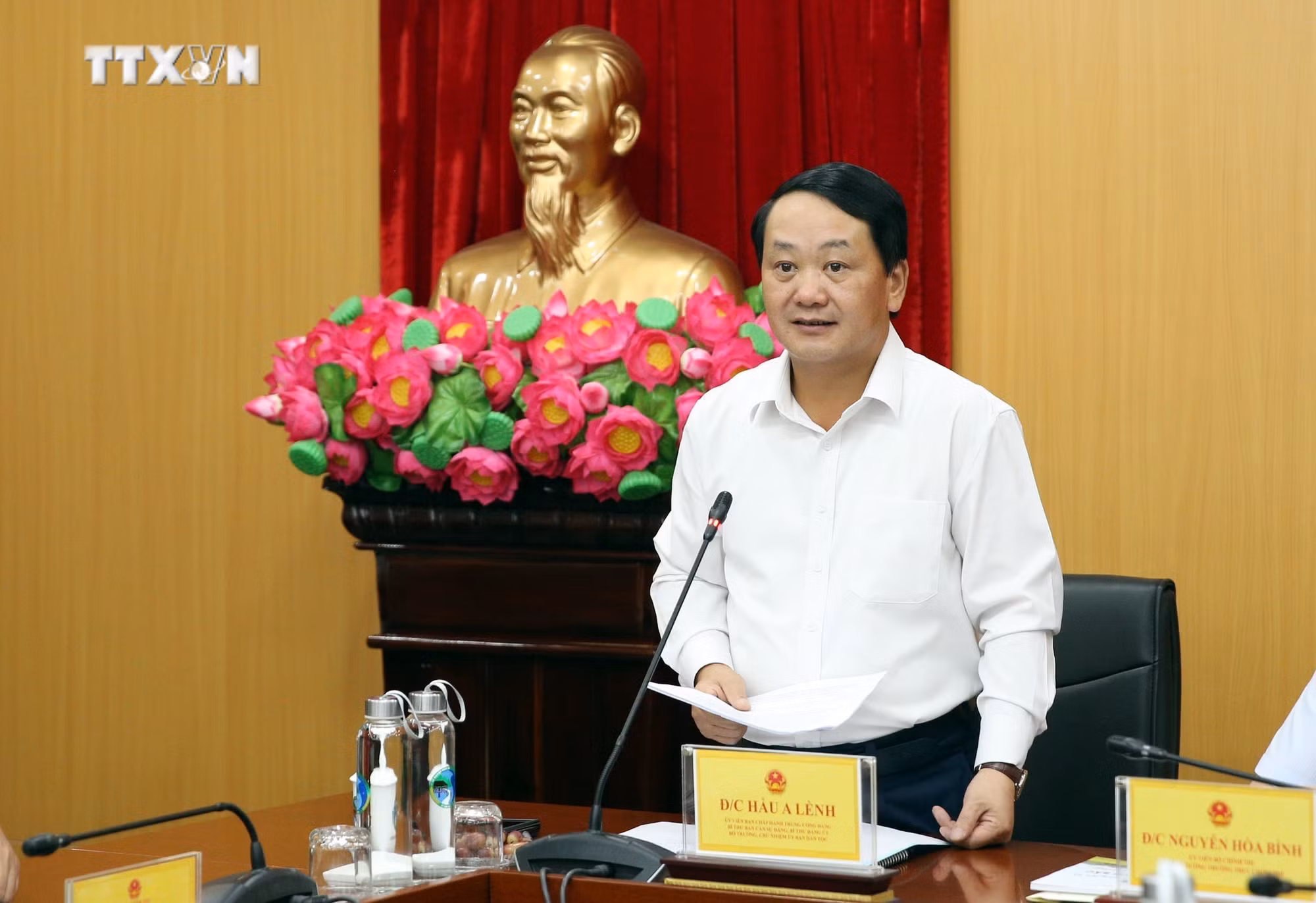 vna_potal_pho_thu_tuong_thuong_truc_nguyen_hoa_binh_lam_viec_voi_uy_ban_dan_toc__7653990.jpg