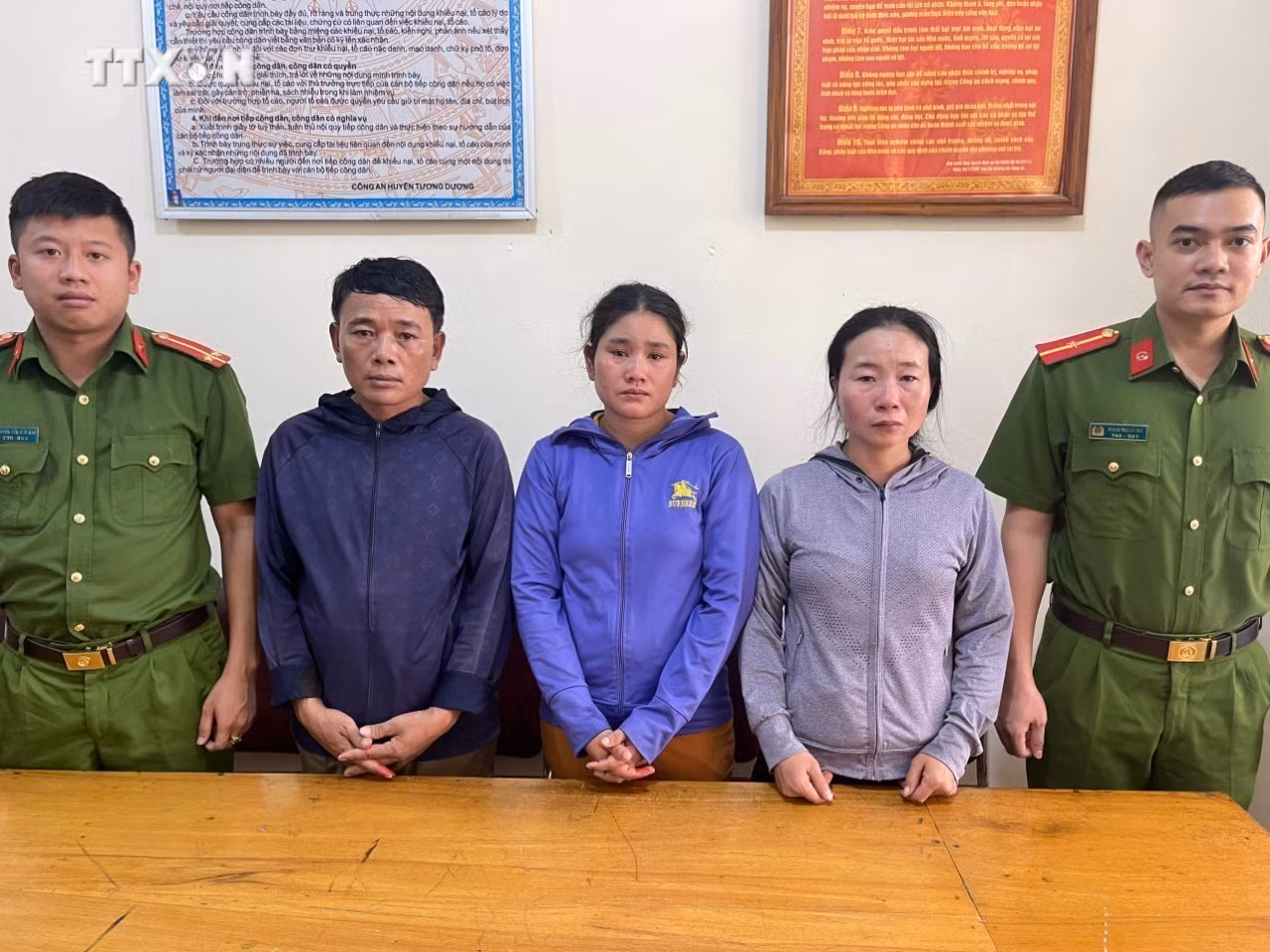 vna_potal_nghe_an_bat_giu_3_doi_tuong_mua_ban_nguoi_duoi_16_tuoi__7375392.jpg