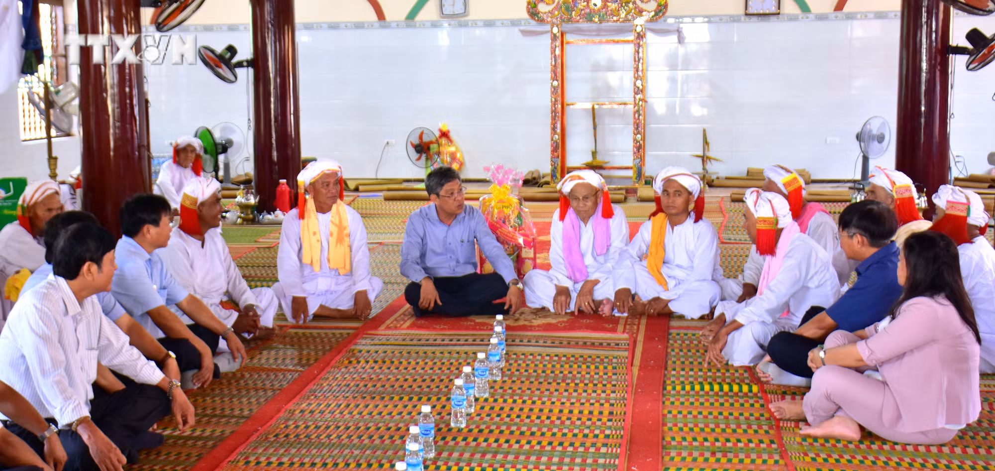 vna_potal_tham_chuc_tet_ramuwan_dong_bao_cham_tai_binh_thuan_7270909.jpg