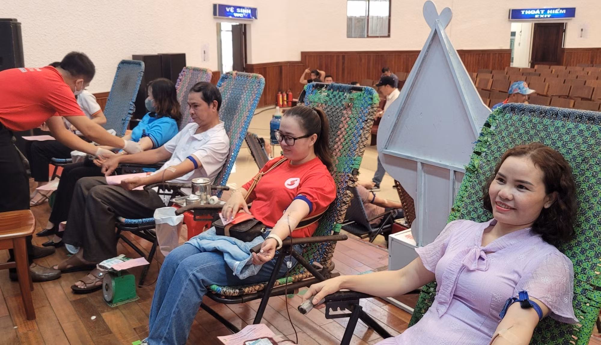 Ngày hội hiến máu tình nguyện thu hút khoảng 1.000 người tham gia. Ảnh: Hoài Nam - TTXVN