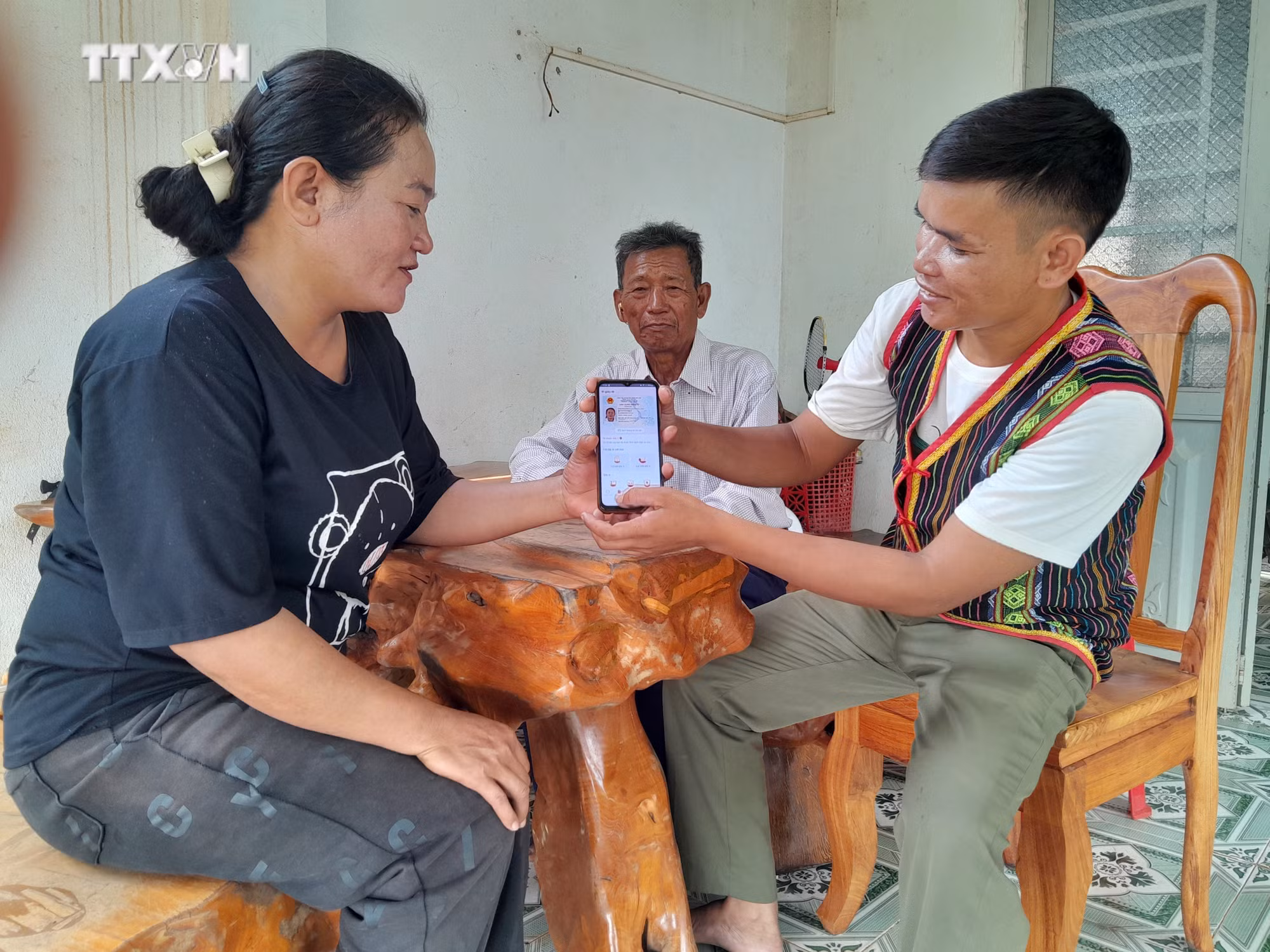 vna_potal_nguoi_dan_vung_bien_binh_phuoc_nhiet_tinh_huong_ung_“4_phu”_7509747.jpg