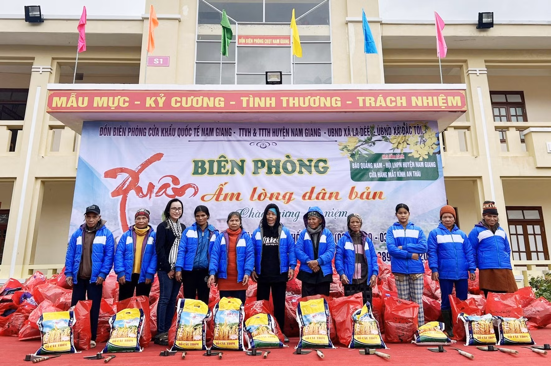 BA-CON-NHAN-QUA-TET--02.jpg