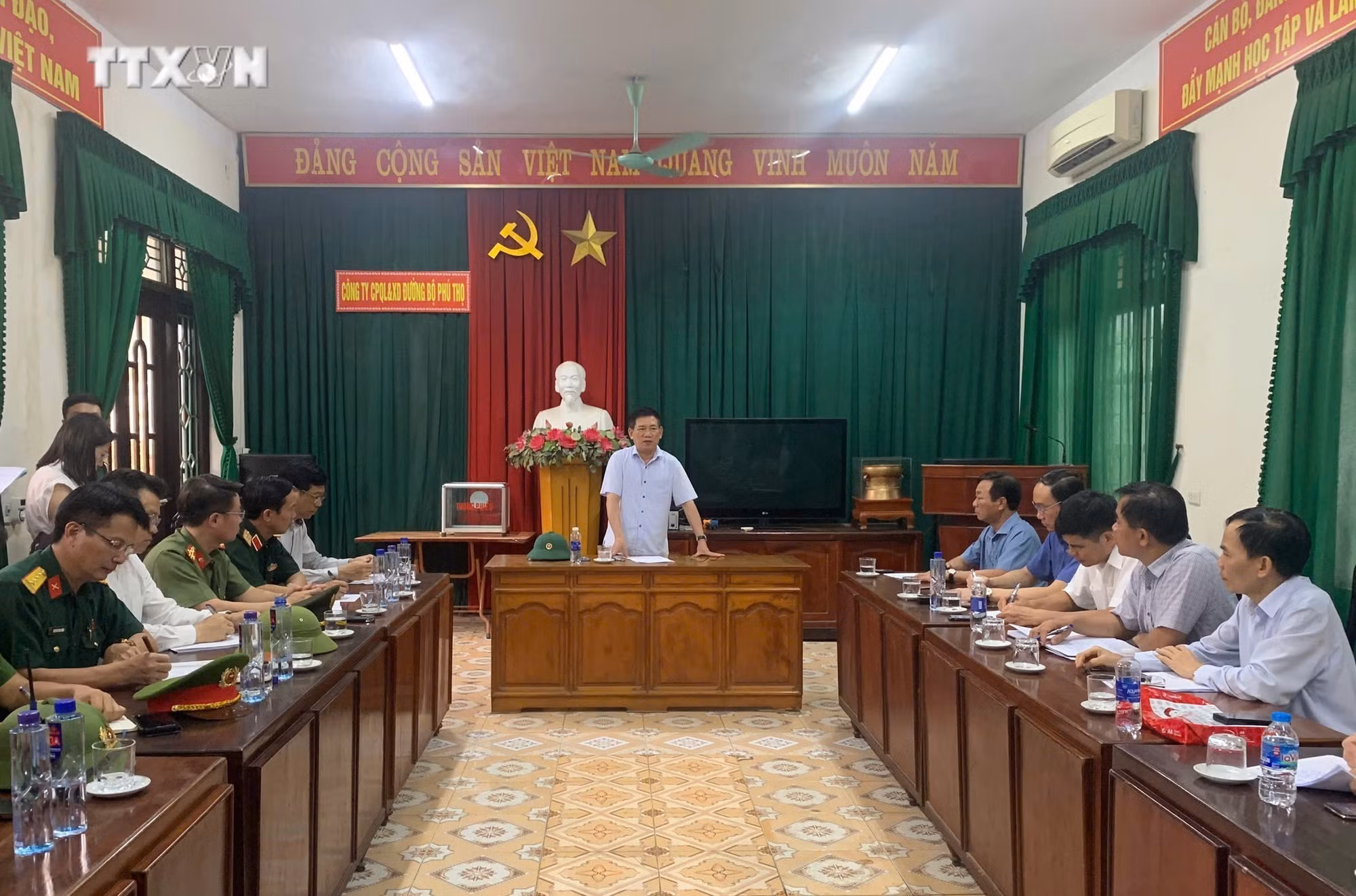 vna_potal_pho_thu_tuong_chi_dao_tap_trung_cuu_ho_nguoi_bi_nan_tai_cau_phong_chau_phu_tho_7582899.jpg