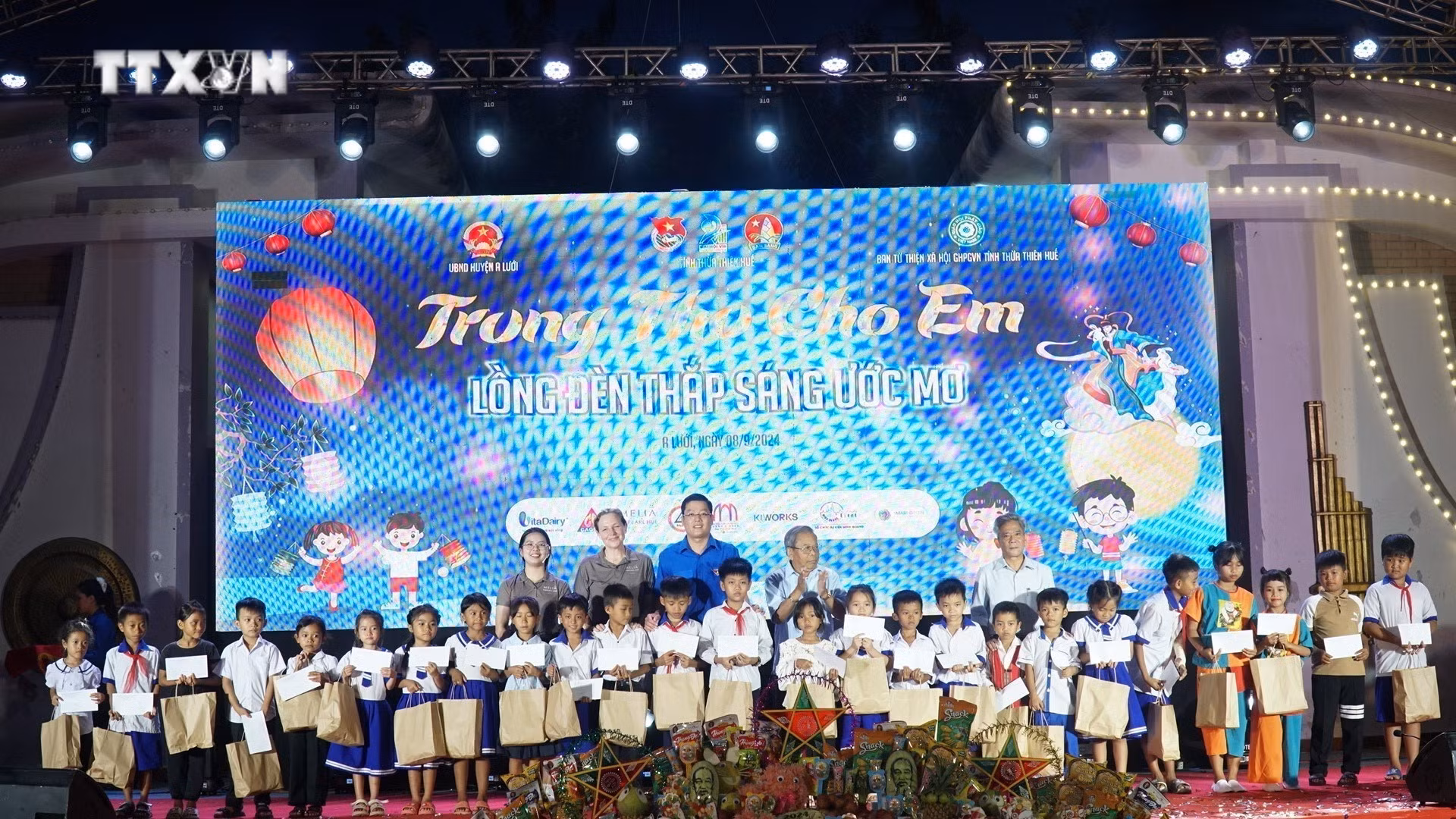 vna_potal_thua_thien_-_hue_dem_trung_thu_cho_em_tai_huyen_mien_nui_a_luoi_7581351.jpeg