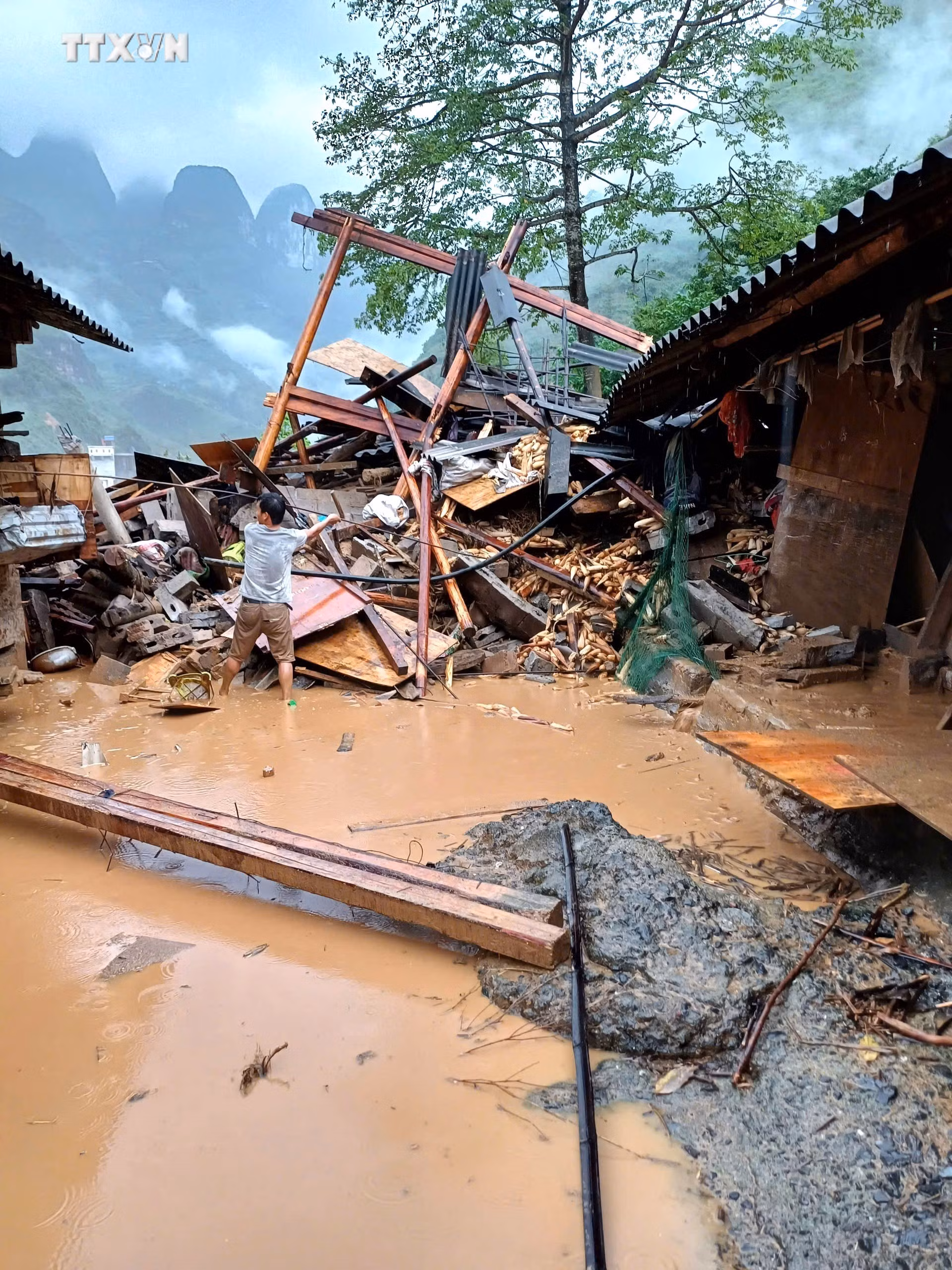 vna_potal_ha_giang_mua_lu_lon_cuon_troi_1_chau_be_4_tuoi___7582505.jpg