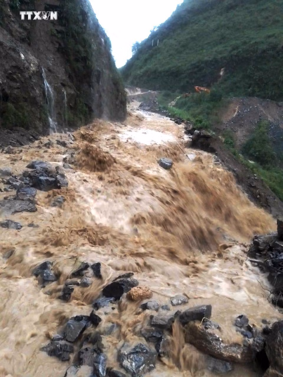 vna_potal_ha_giang_mua_lu_lon_cuon_troi_1_chau_be_4_tuoi___7582599.jpg