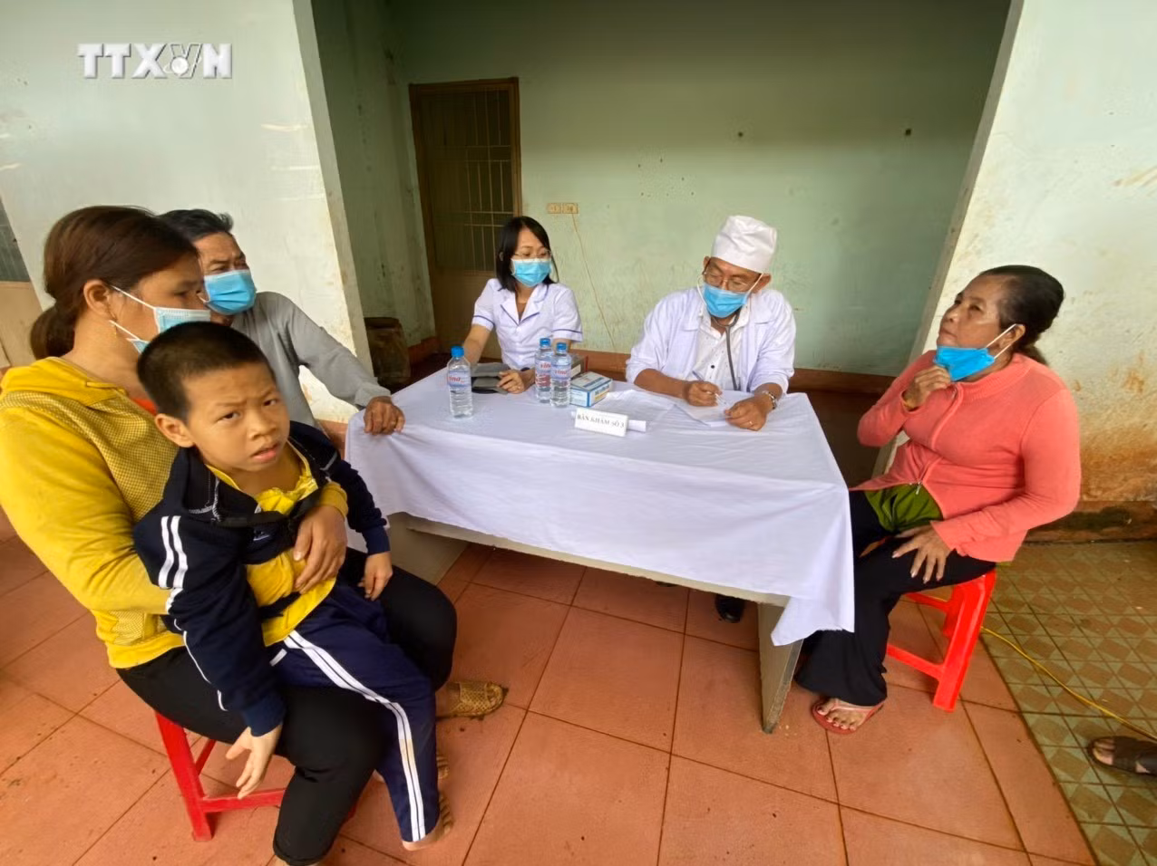 vna_potal_kham_benh_phat_thuoc_tang_qua_mien_phi_cho_nguoi_ngheo_tai_binh_phuoc_6291173.jpg