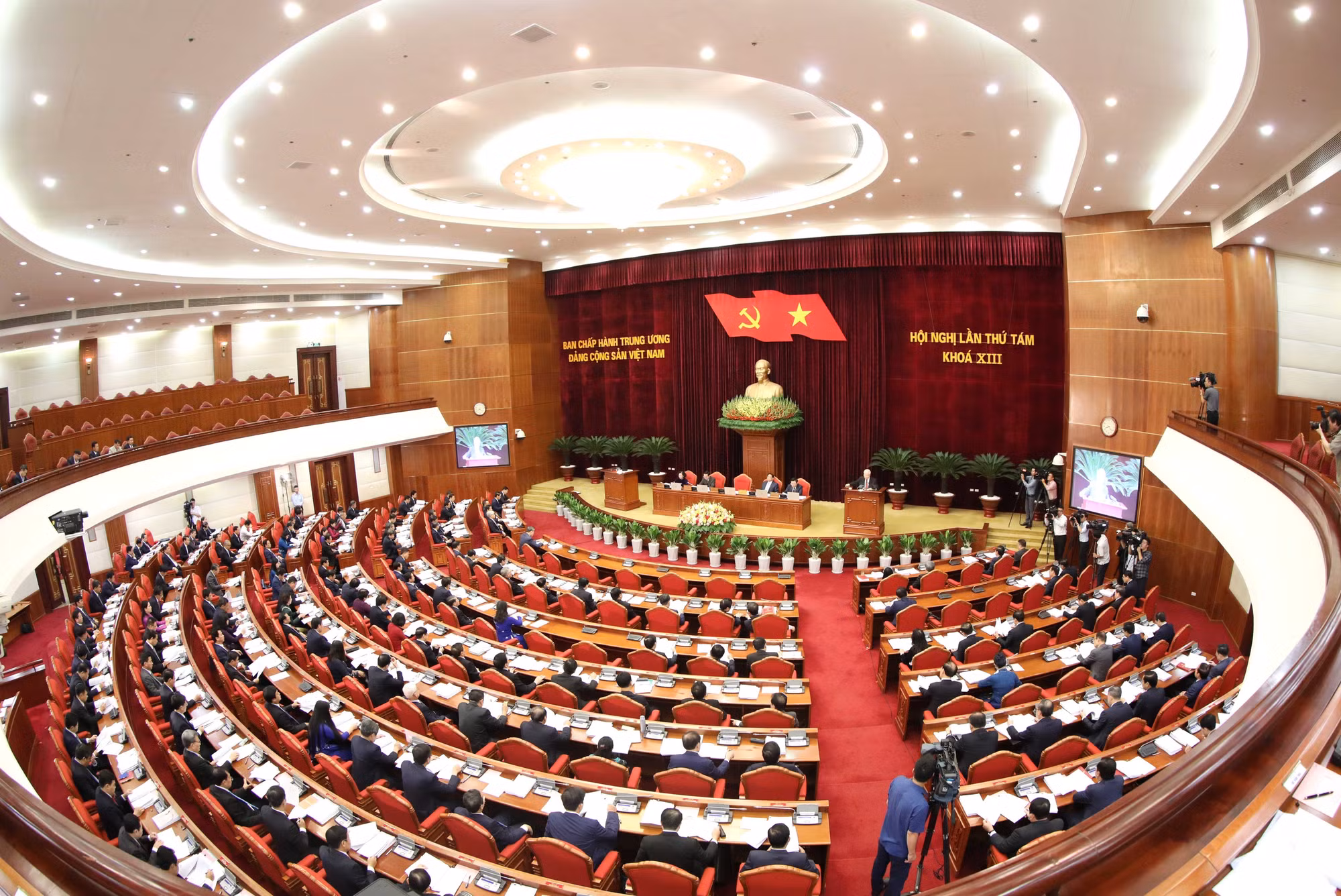 Ngày làm việc thứ hai Hội nghị Trung ương 8 khóa XIII