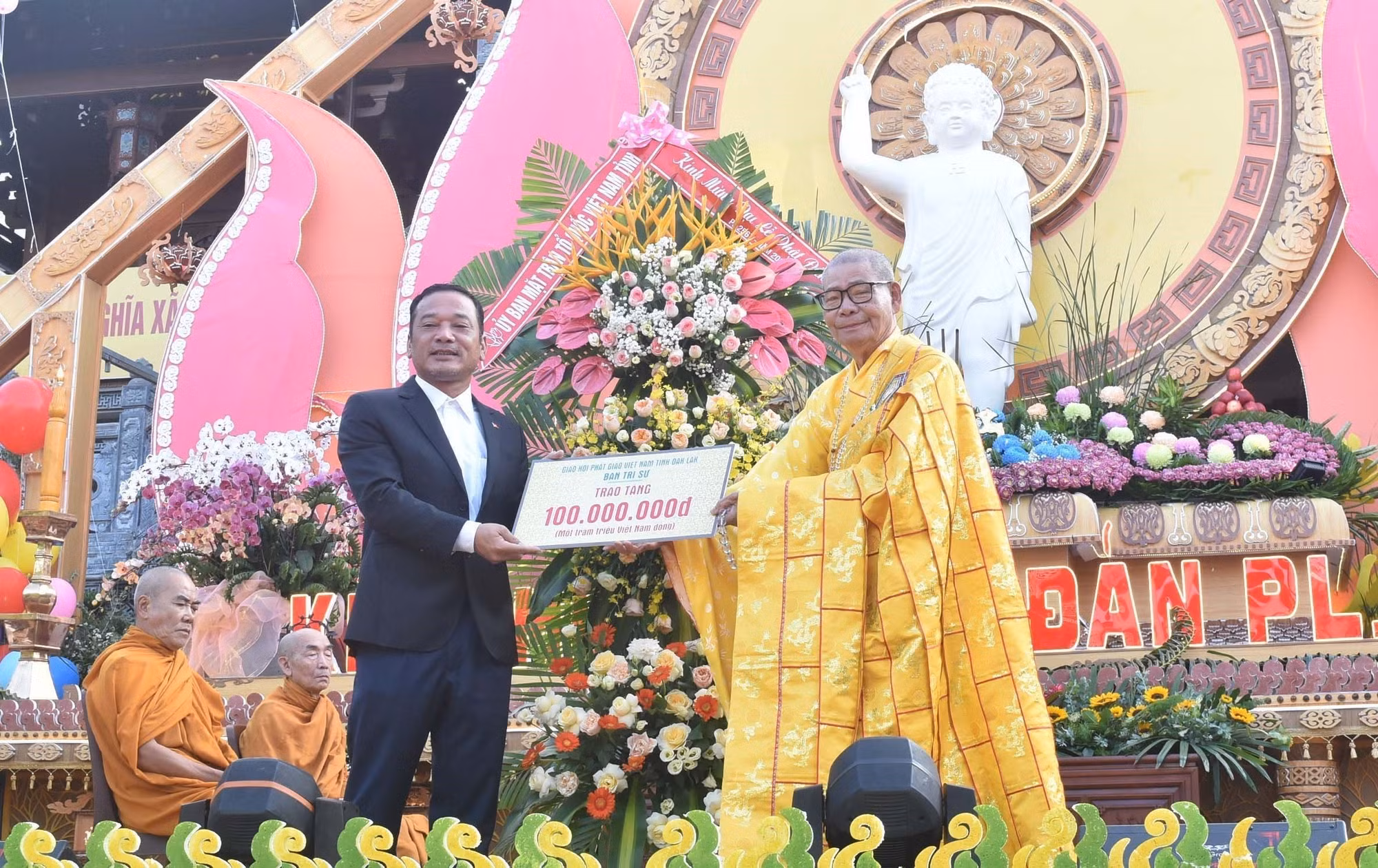 Hòa thượng Thích Châu Quang (phải), Trưởng Ban Trị sự giáo hội Phật giáo Việt Nam tỉnh Đắk Lắk trao kinh phí hỗ trợ Ủy ban MTTQ Việt Nam tỉnh triển khai hoạt động an sinh xã hội. Ảnh: Nguyên Dung – TTXVN