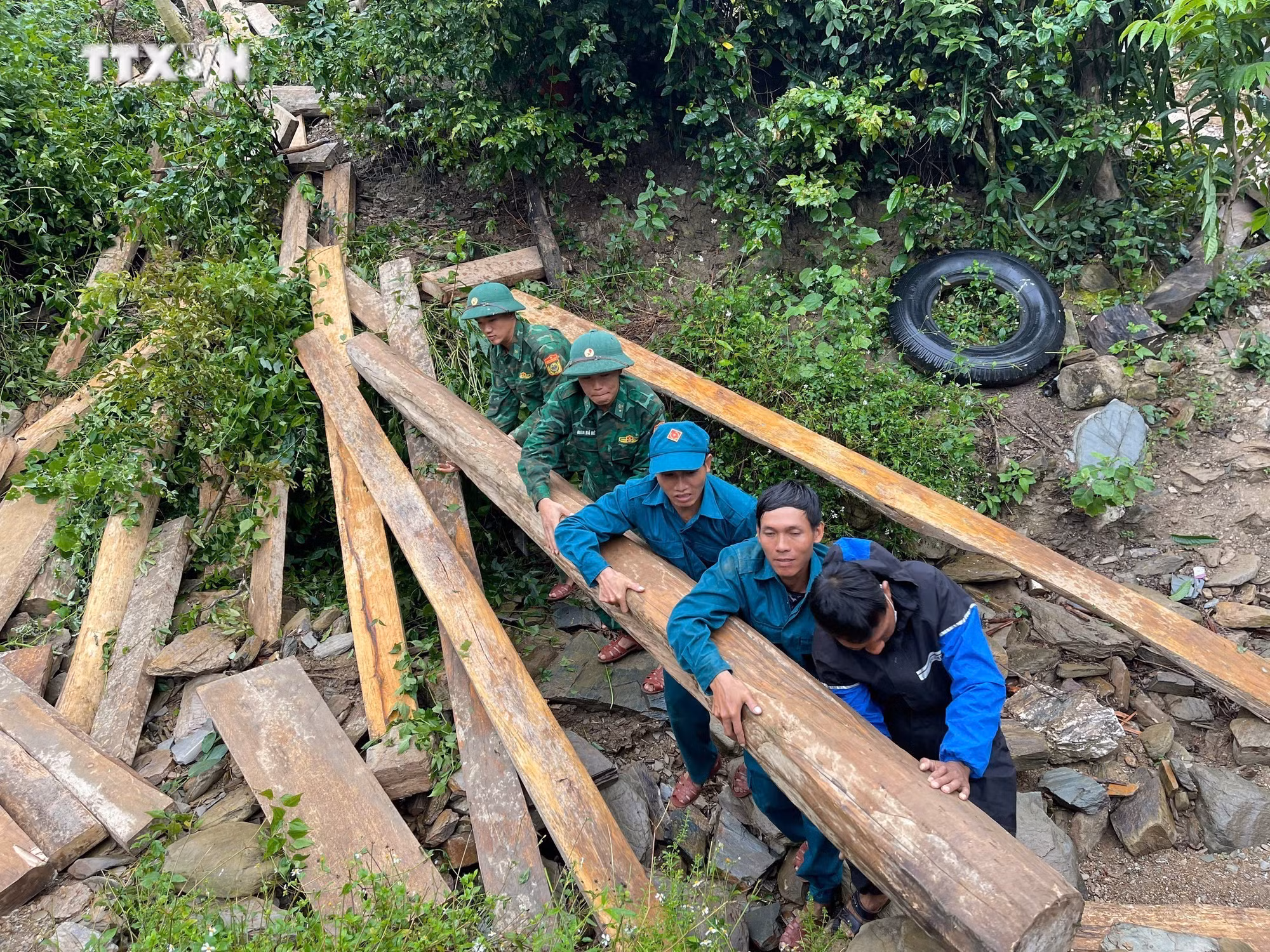 vna_potal_nghe_an_kip_thoi_di_doi_cac_ho_dan_ra_khoi_vung_nguy_co_sat_lo_dat_7670899.jpg