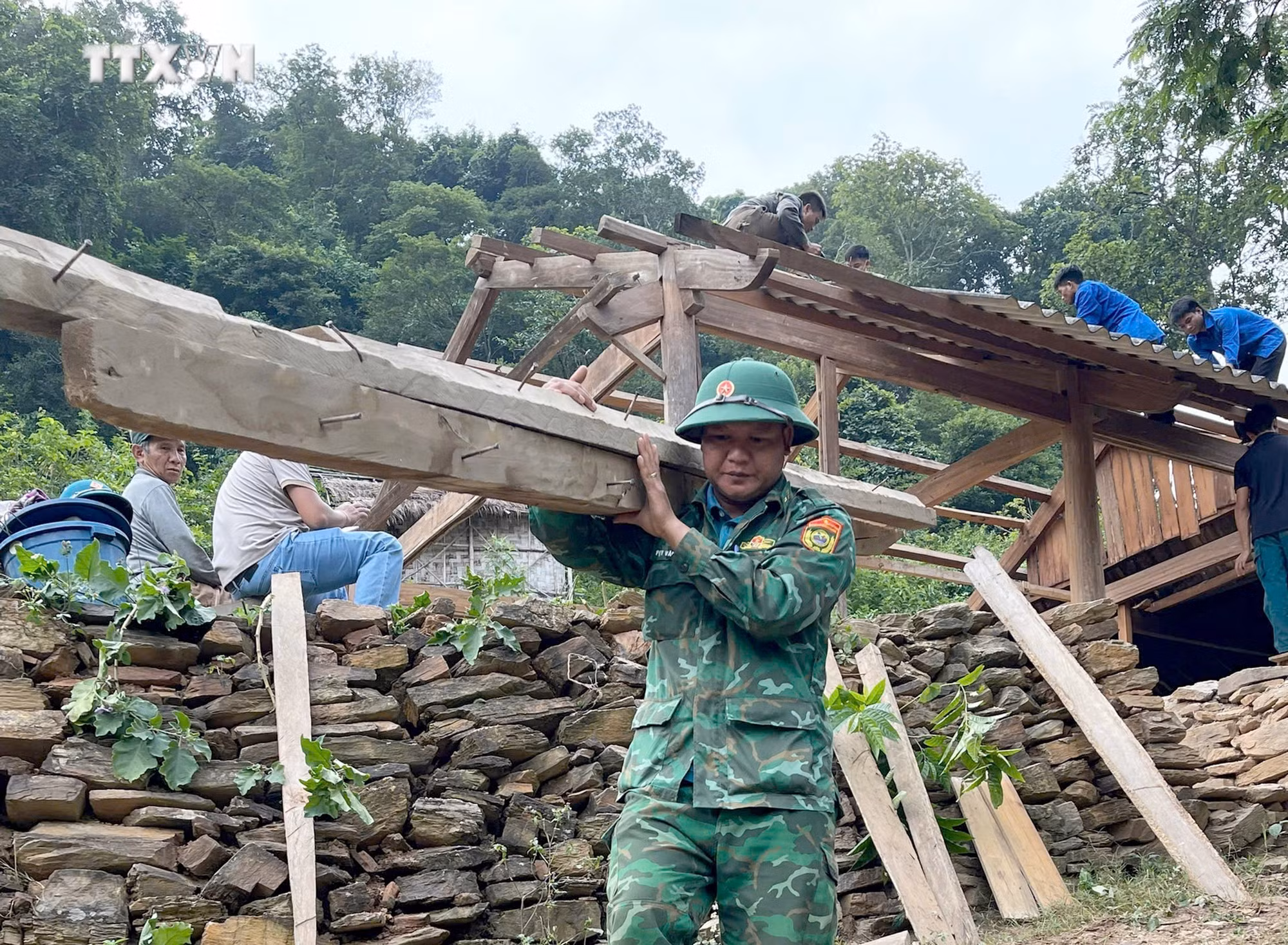 vna_potal_nghe_an_kip_thoi_di_doi_cac_ho_dan_ra_khoi_vung_nguy_co_sat_lo_dat_7670896.jpg