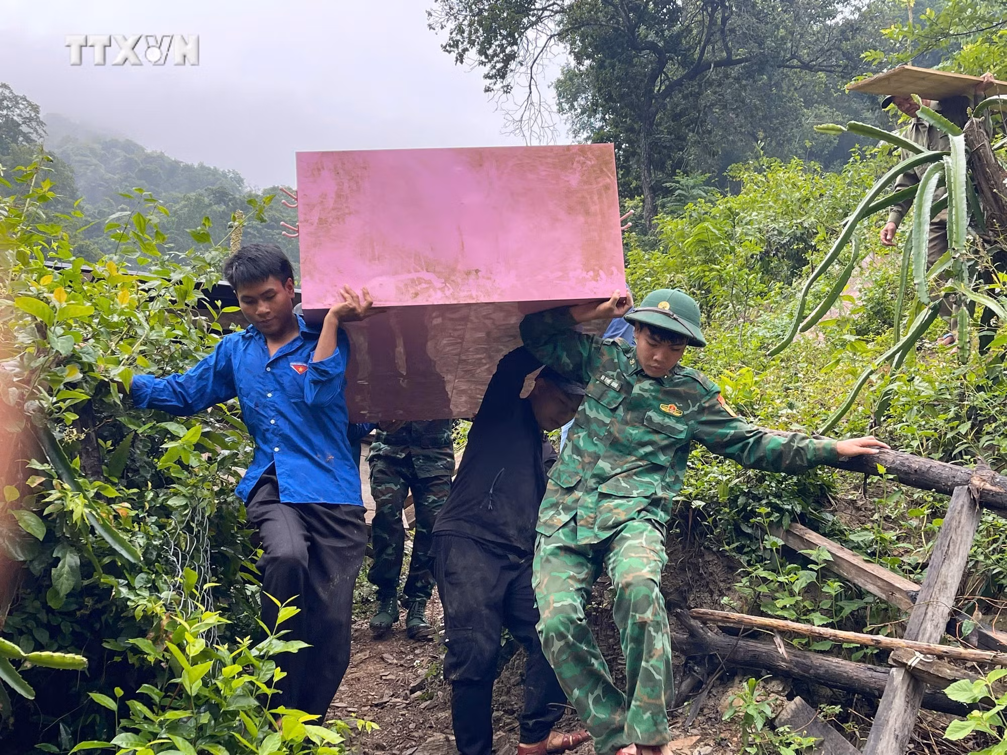 vna_potal_nghe_an_kip_thoi_di_doi_cac_ho_dan_ra_khoi_vung_nguy_co_sat_lo_dat_7670885.jpg