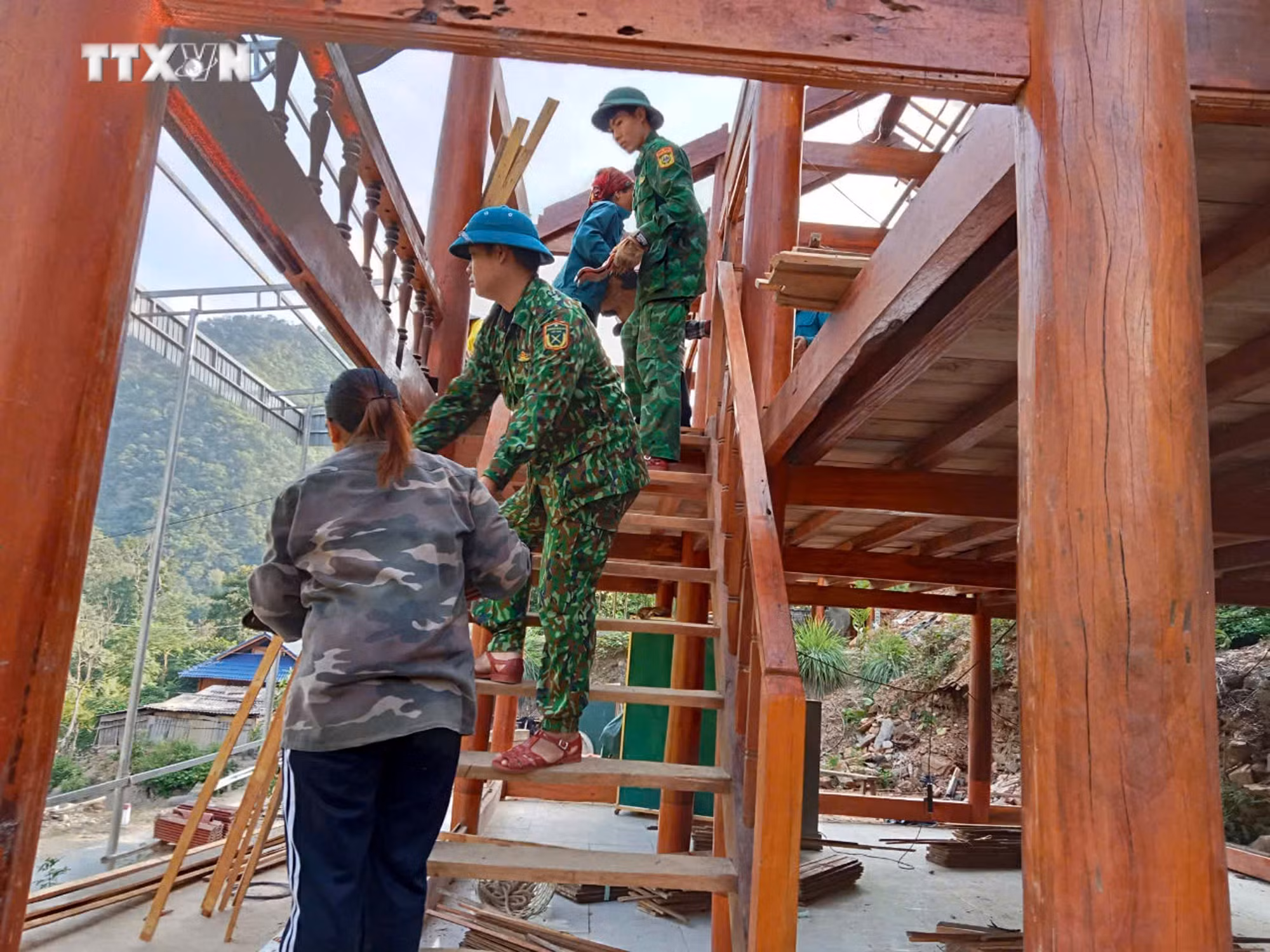 vna_potal_nghe_an_kip_thoi_di_doi_cac_ho_dan_ra_khoi_vung_nguy_co_sat_lo_dat_7670894.jpg