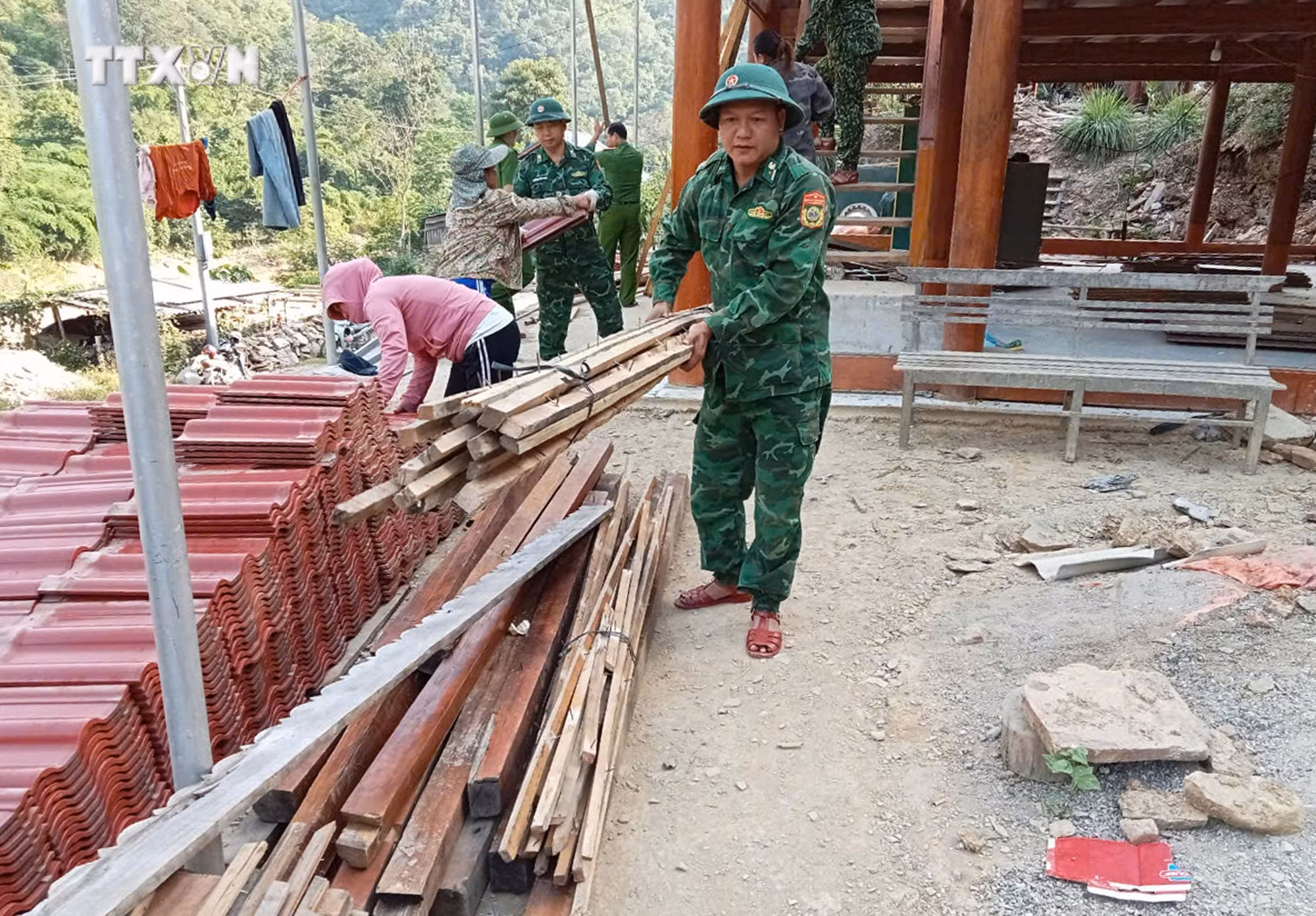 vna_potal_nghe_an_kip_thoi_di_doi_cac_ho_dan_ra_khoi_vung_nguy_co_sat_lo_dat_7670892.jpg