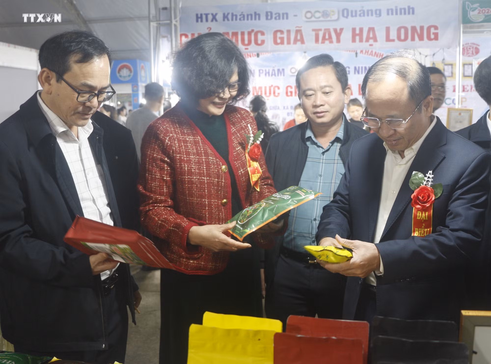 vna_potal_250_gian_hang_o_hoi_cho_xuc_tien_san_pham_hop_tac_xa_va_lang_nghe_truyen_thong_nghe_an_nam_2024_7747477.jpg