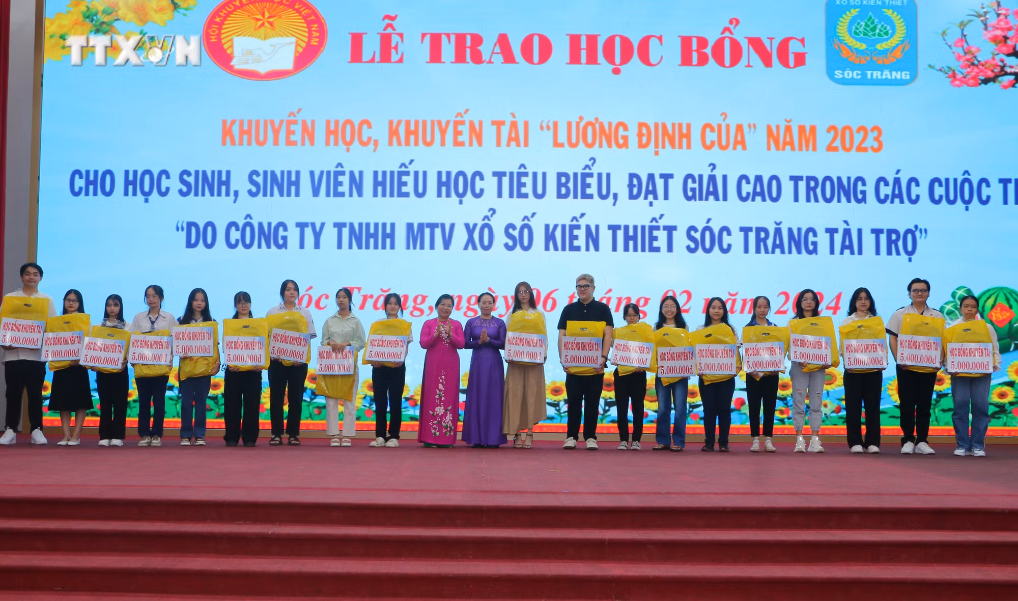 vna_potal__soc_trang__trao_hoc_bong_khuyen_hoc_khuyen_tai_“luong_dinh_cua”_7215551.jpg