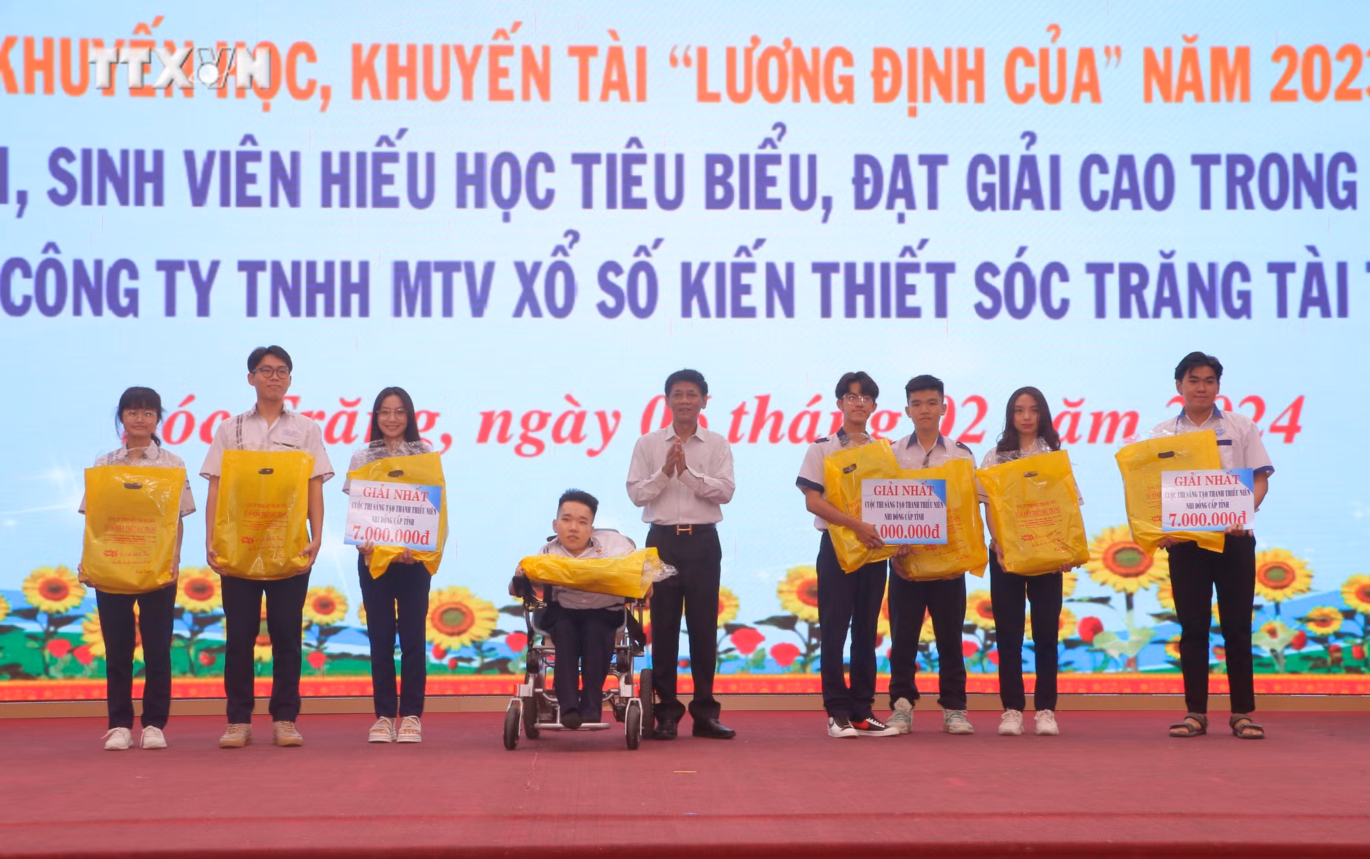vna_potal__soc_trang__trao_hoc_bong_khuyen_hoc_khuyen_tai_“luong_dinh_cua”_095516211_7215554.jpg