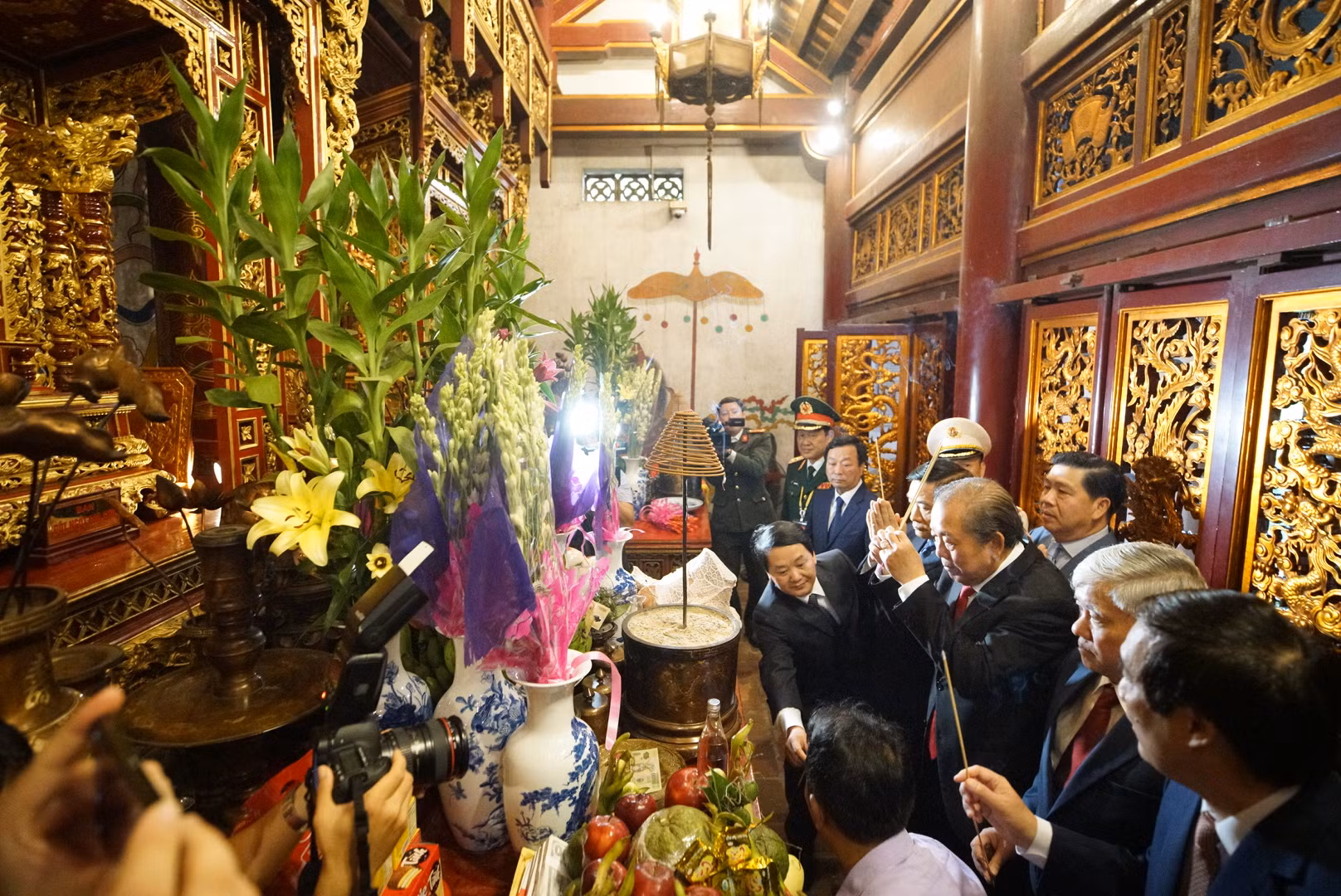 Phó Thủ tướng Thường trực Trương Hòa Bình dẫn đầu Đoàn đại biểu dự Đại hội đại biểu toàn quốc các dân tộc thiểu số Việt Nam lần thứ II dâng hương tưởng nhớ, tri ân công đức các Vua Hùng tại điện Kính Thiên. Ảnh: Hoàng Hà