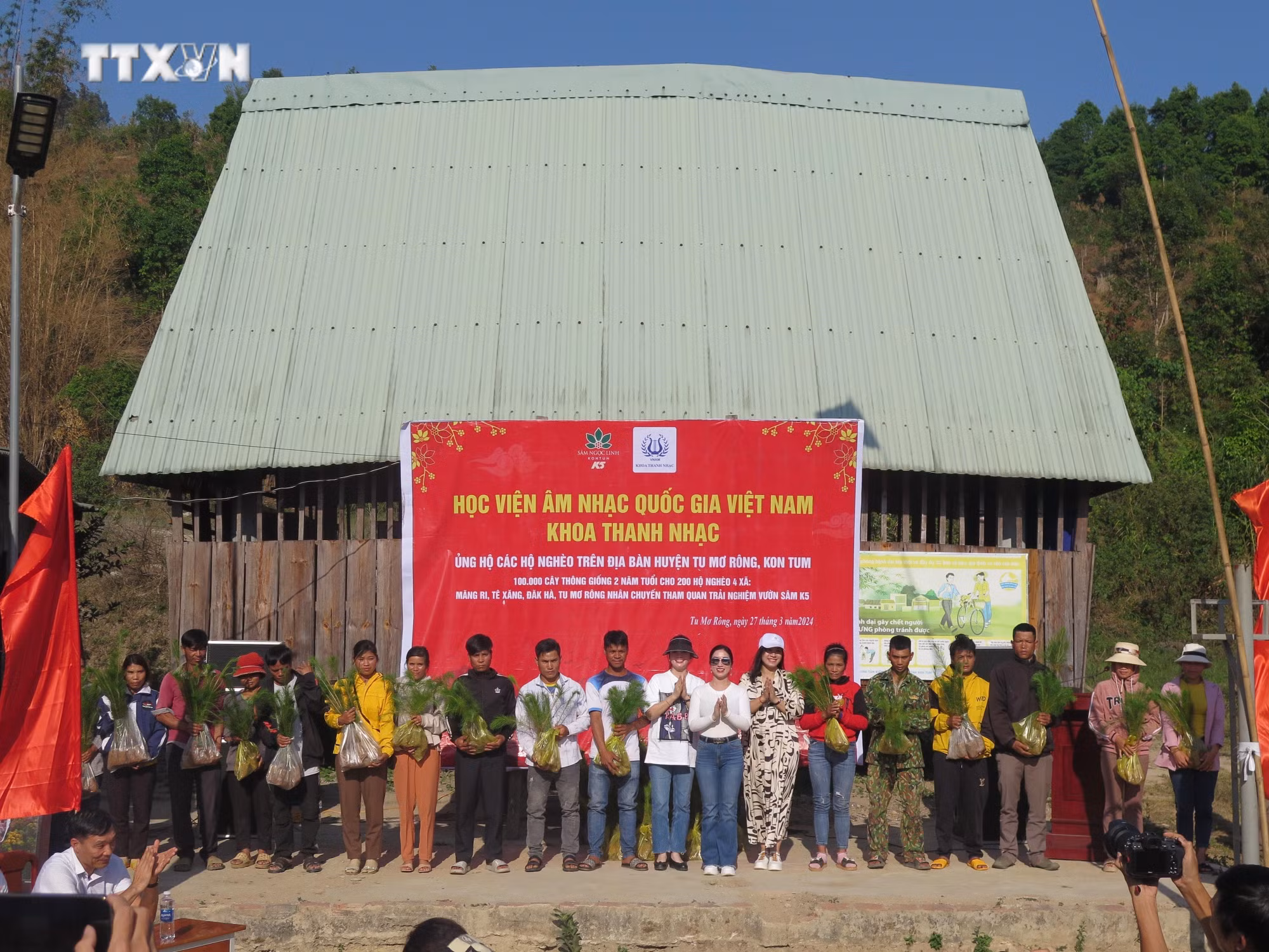 vna_potal_tang_100000_cay_thong_giong_cho_200_ho_dong_bao_xo_dang_ngheo_tinh_kon_tum_7293048.jpg