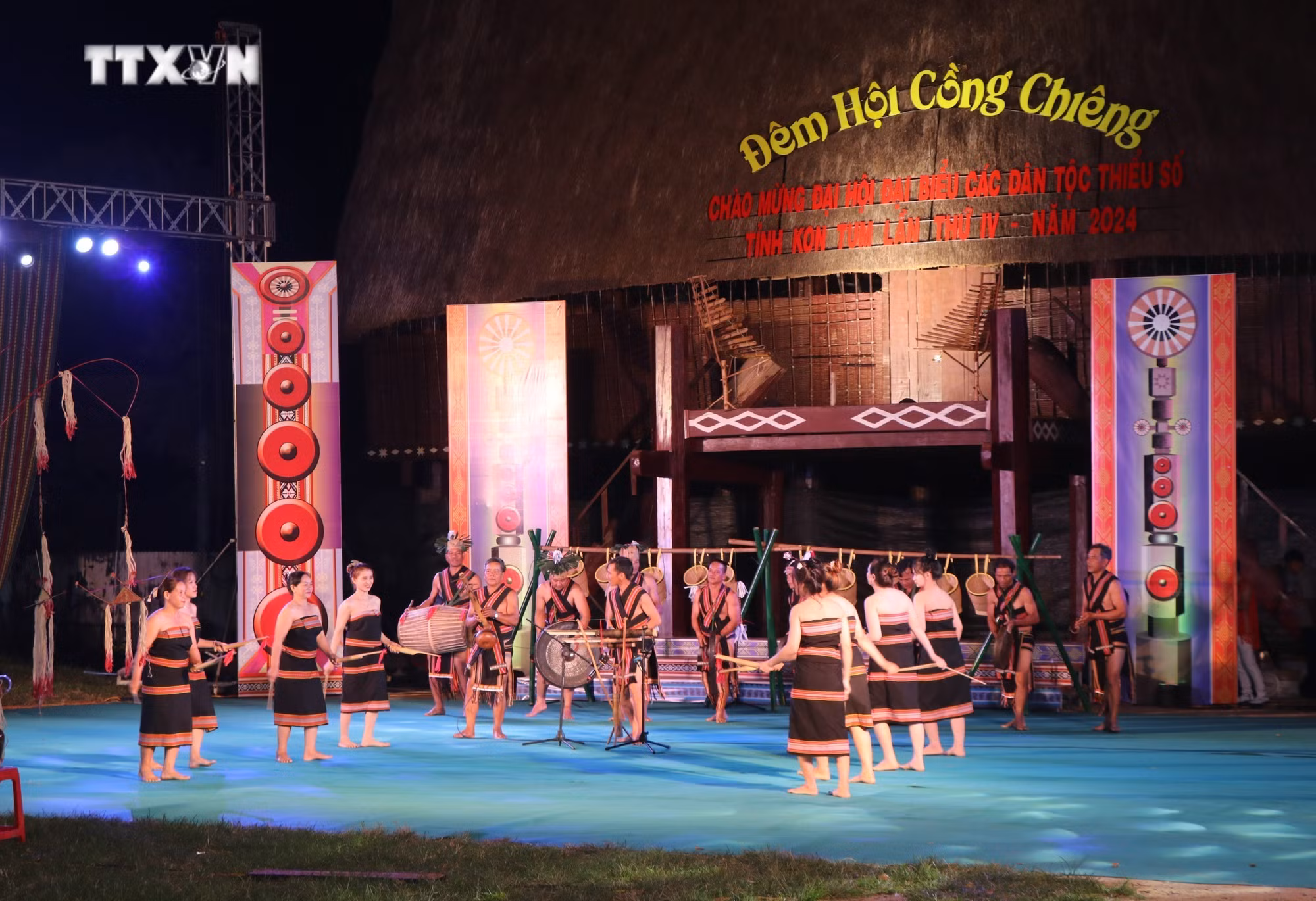 vna_potal_dem_hoi_cong_chieng_am_vong_coi_nguon_–_doan_ket_cac_dan_toc_tinh_kon_tum_7645067.jpg