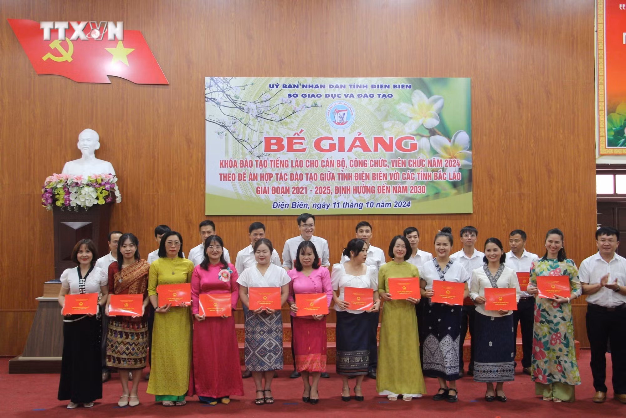vna_potal_dien_bien_trao_chung_nhan_hoan_thanh_khoa_hoc_tieng_lao_cho_20_hoc_vien__7645846.jpg