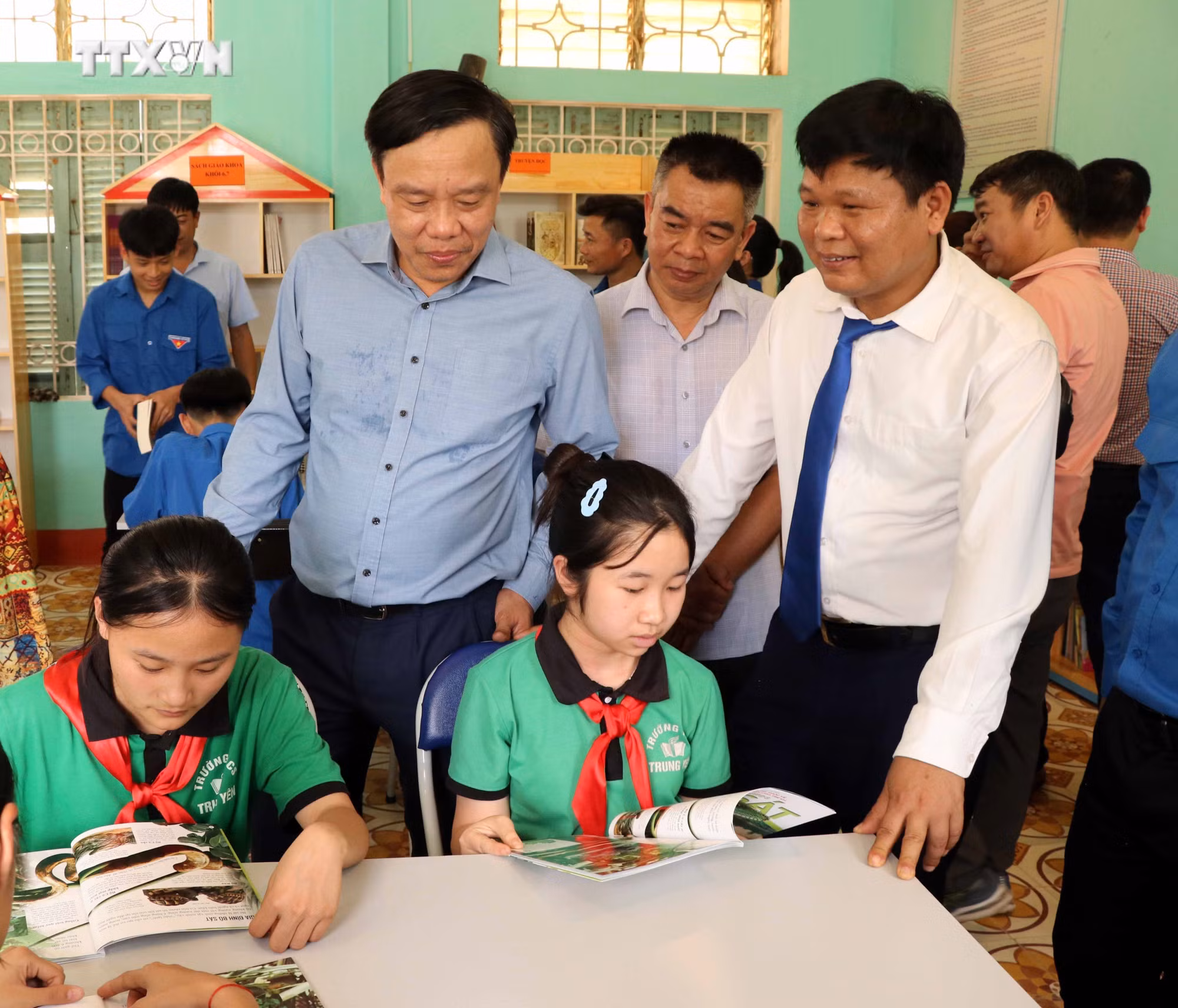 vna_potal_trao_tang_“tu_sach_dinh_huu_du”_tai_tuyen_quang_7290599.jpg