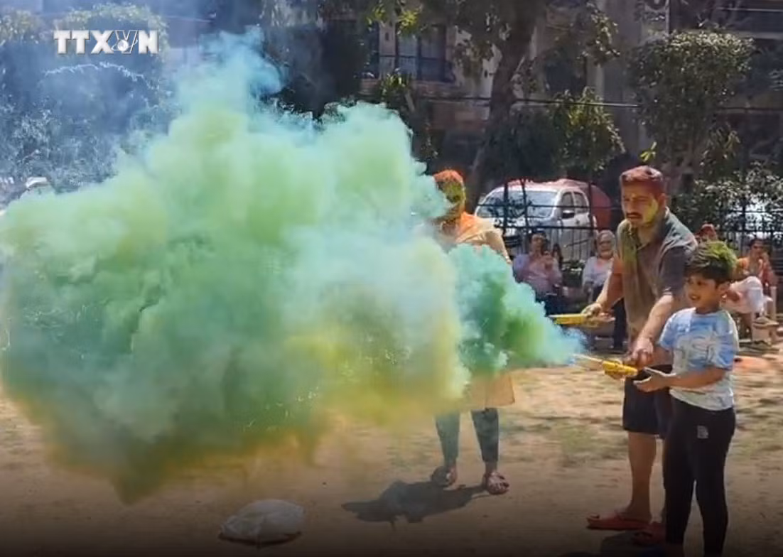 vna_potal_nguoi_dan_an_do_tung_bung_to_chuc_le_hoi_sac_mau_holi_7288989.jpg