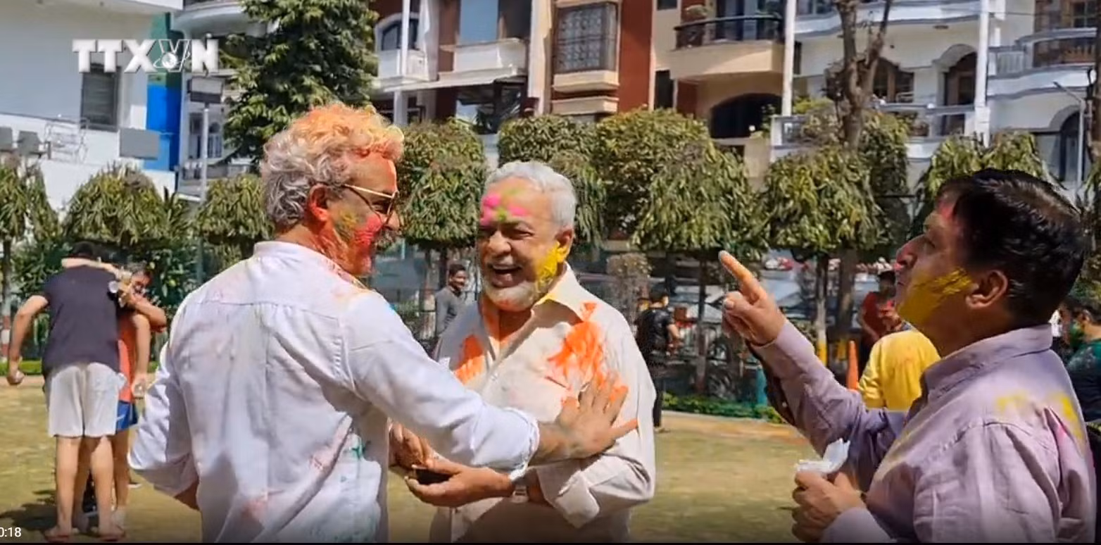 vna_potal_nguoi_dan_an_do_tung_bung_to_chuc_le_hoi_sac_mau_holi_203453314_7288987.jpg