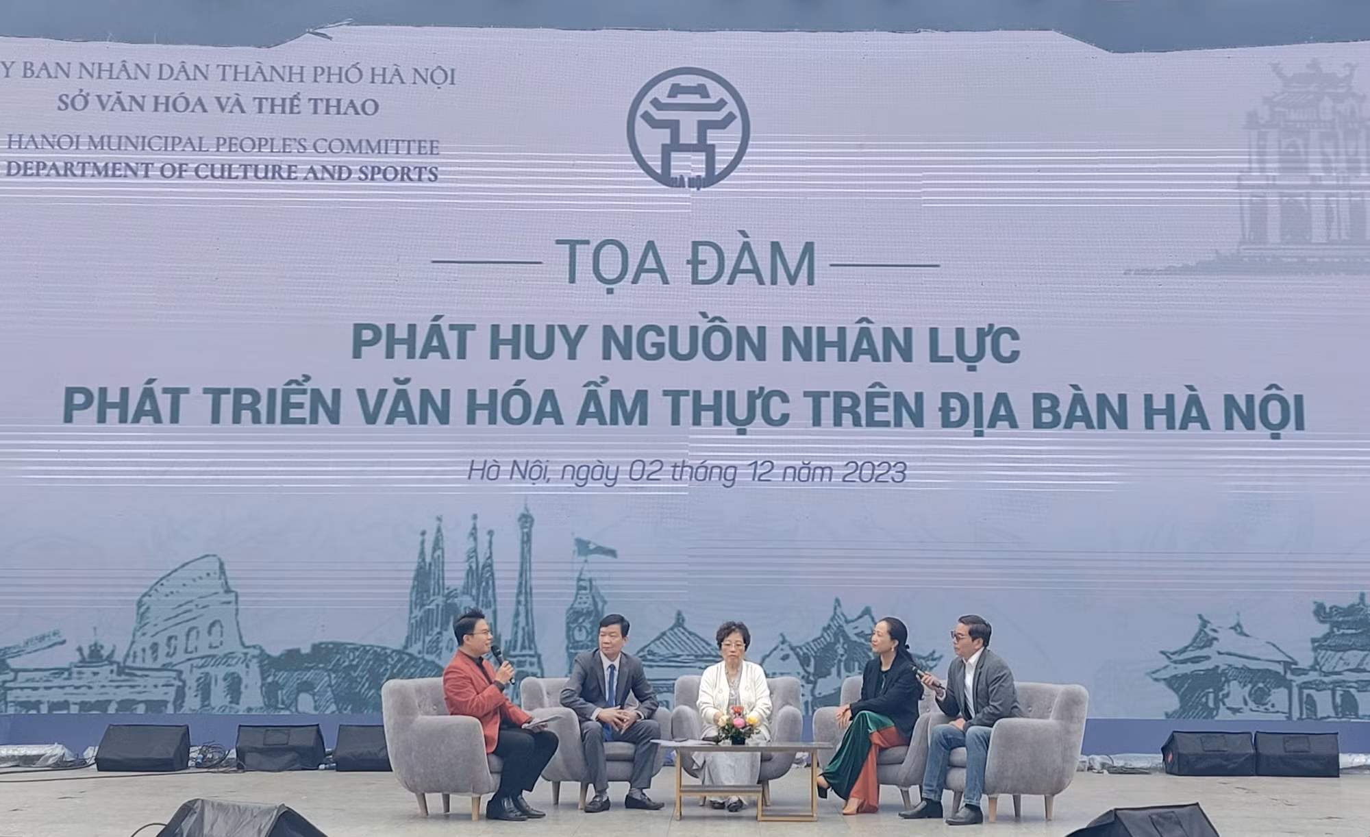 Các chuyên gia, nghệ nhân trao đổi về khai thác ẩm thực Hà Nội phát triển công nghiệp văn hóa. Ảnh: Đinh Thuận - TTXVN